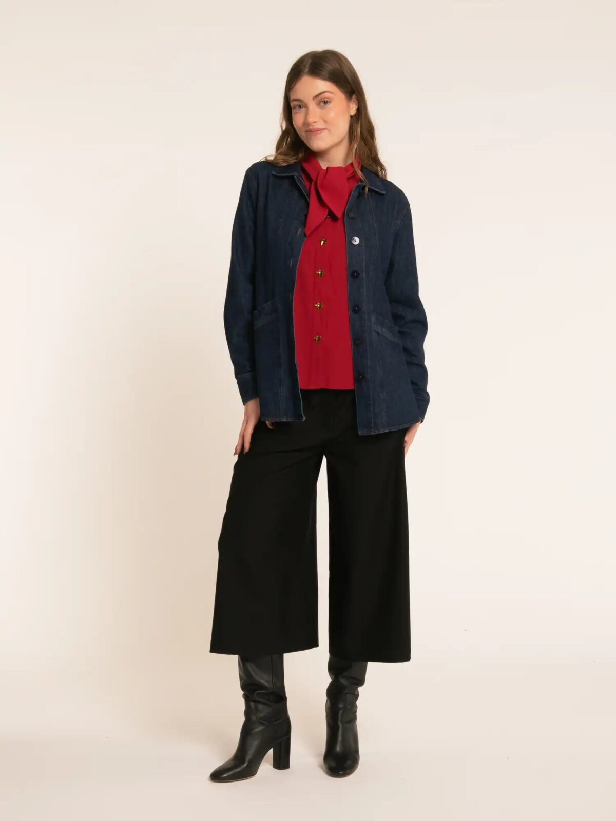 Chaqueta safari de denim azul oscuro con cinturón de lazada de Pepaloves en Tiendas Via Vai Estepona