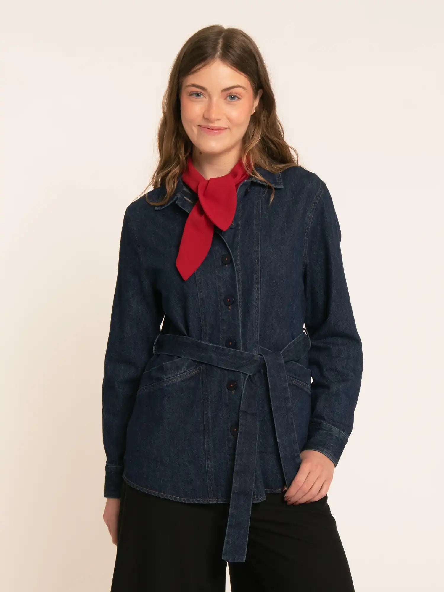 Chaqueta safari de denim azul oscuro con cinturón de lazada de Pepaloves en Tiendas Via Vai Estepona (foto 2)