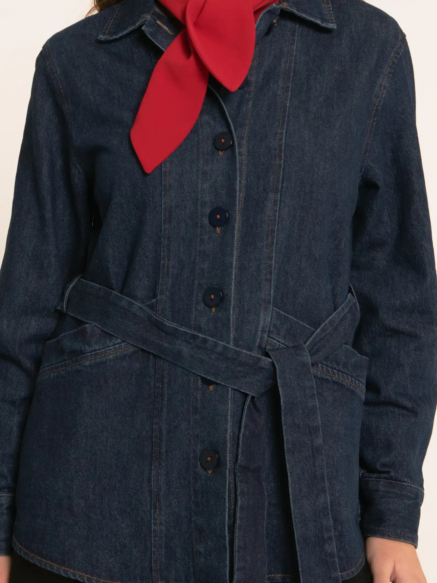Chaqueta safari de denim azul oscuro con cinturón de lazada de Pepaloves en Tiendas Via Vai Estepona (foto 3)