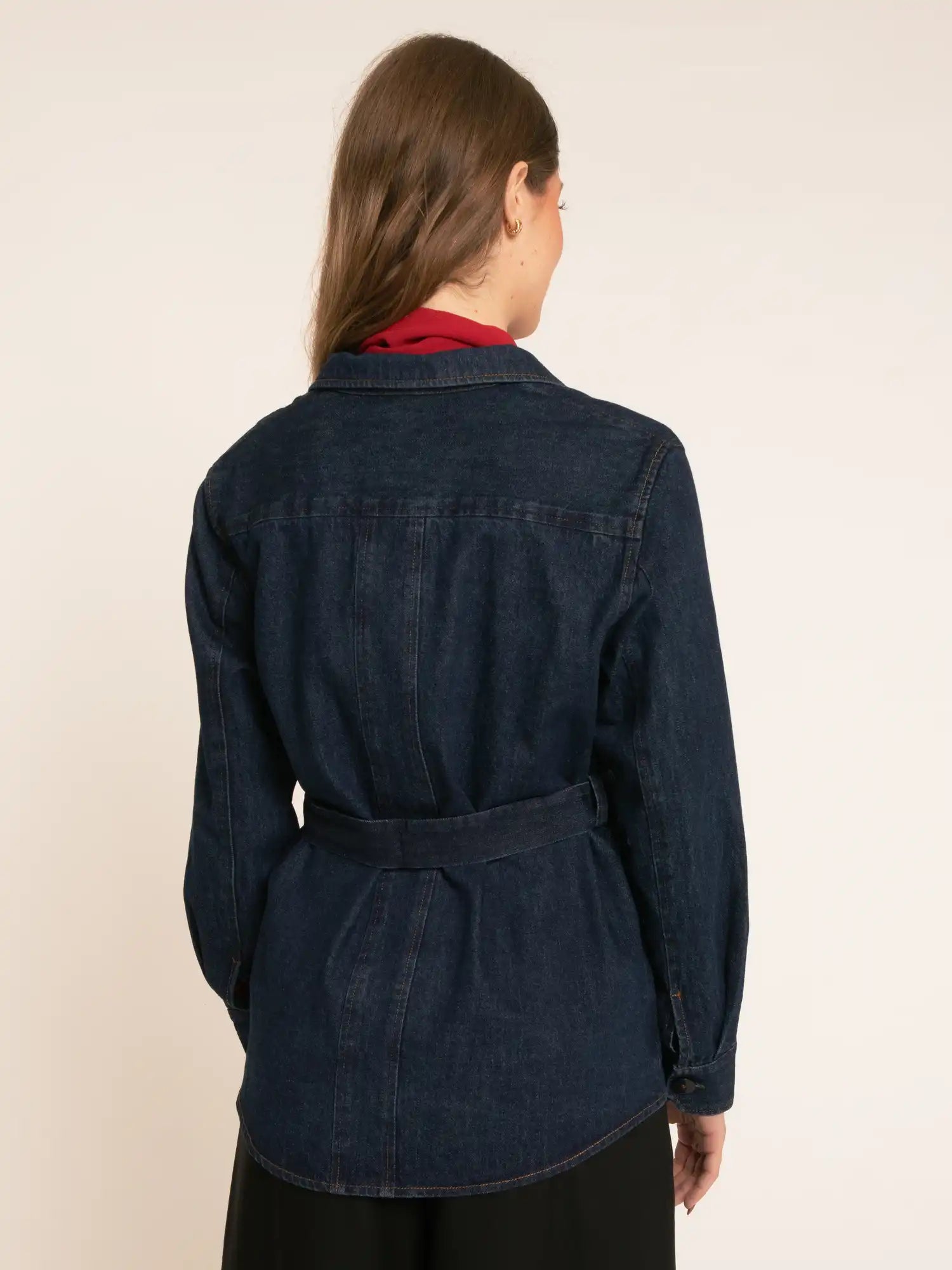 Chaqueta safari de denim azul oscuro con cinturón de lazada de Pepaloves en Tiendas Via Vai Estepona (foto 4)