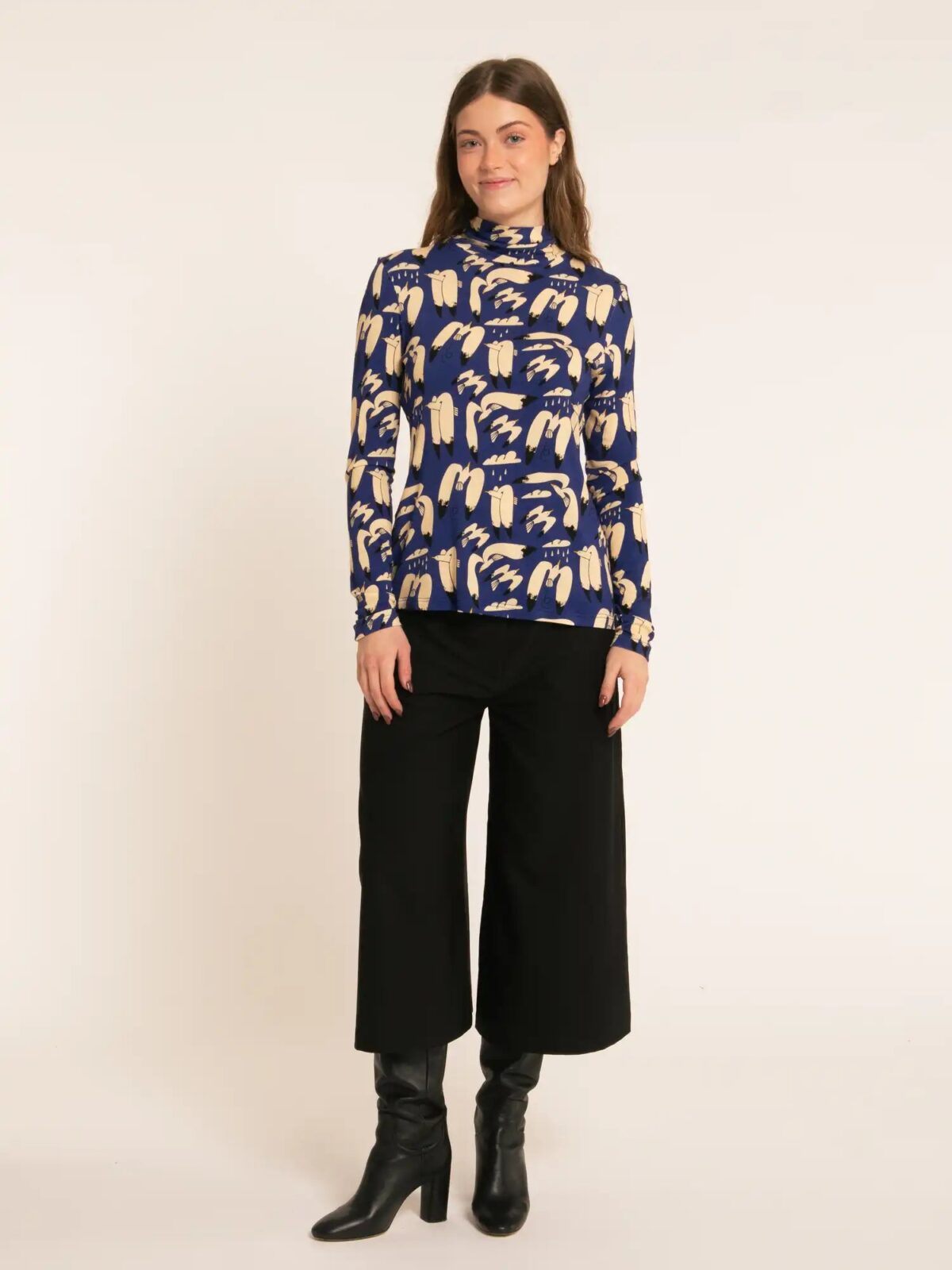 Top de cuello alto en azul con estampado de aves en tonos crema de Pepaloves, en Tiendas Via Vai Estepona.