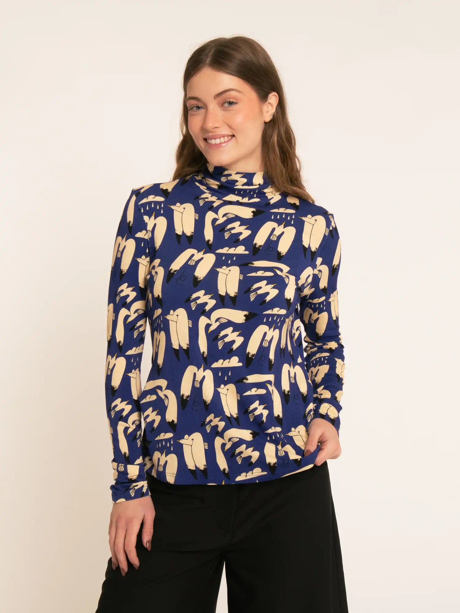 Top de cuello alto en azul con estampado de aves en tonos crema de Pepaloves, en Tiendas Via Vai Estepona. (foto 2)