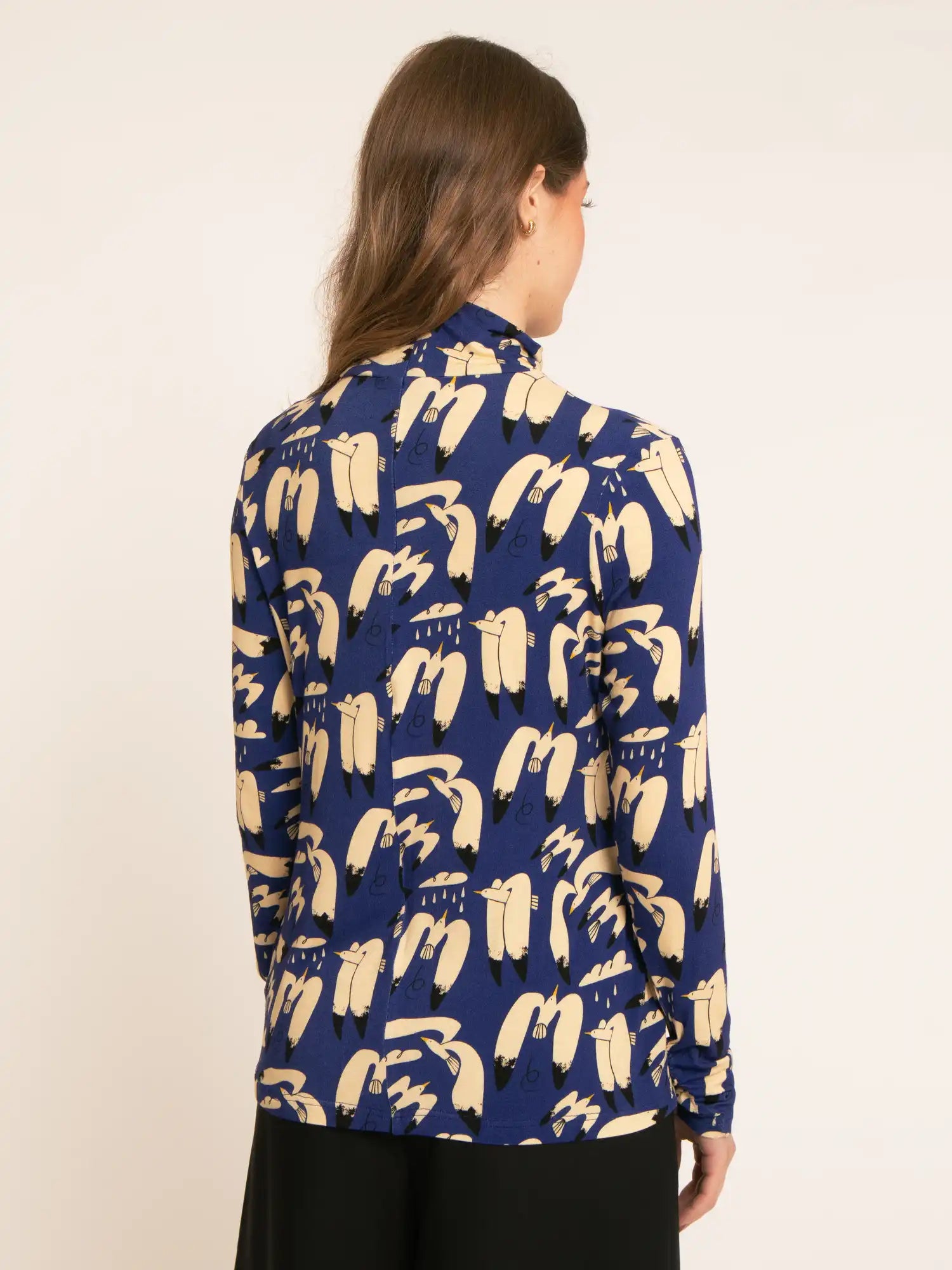 Top de cuello alto en azul con estampado de aves en tonos crema de Pepaloves, en Tiendas Via Vai Estepona. (foto 4)