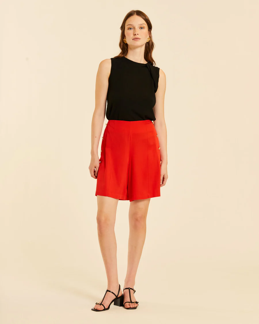 Shorts con botones rojo