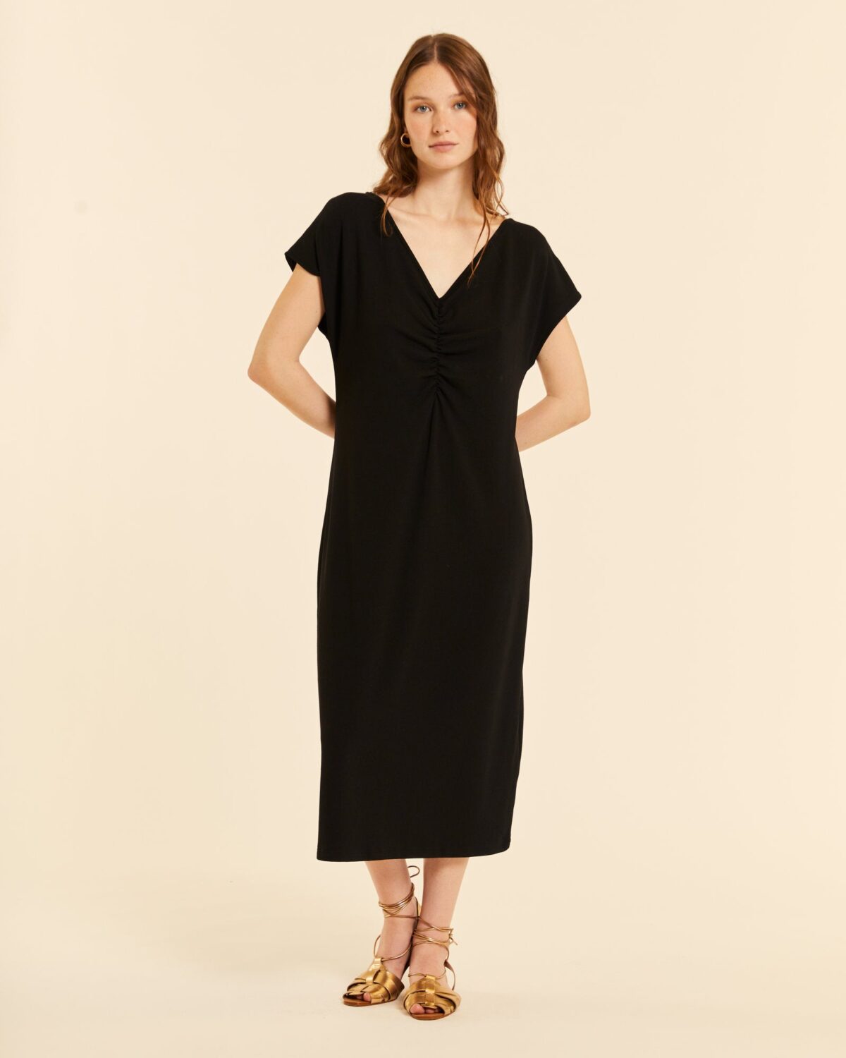 Vestido de punto con cuello pico negro