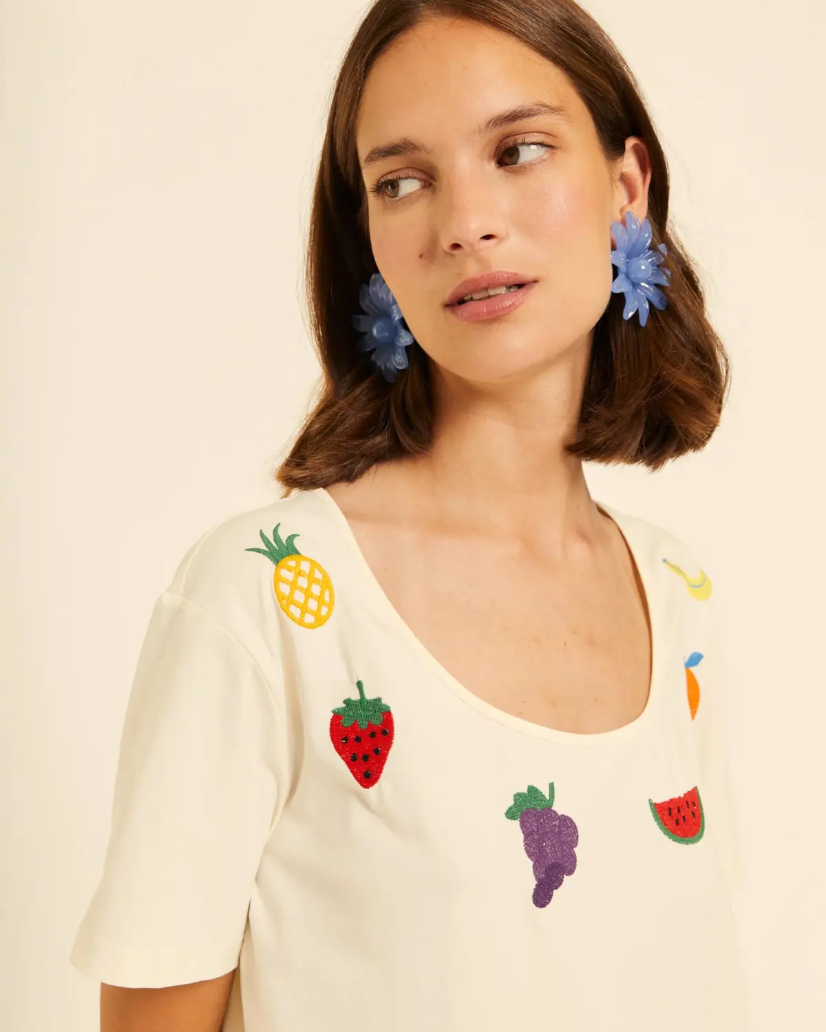 Camiseta con bordado de frutas
