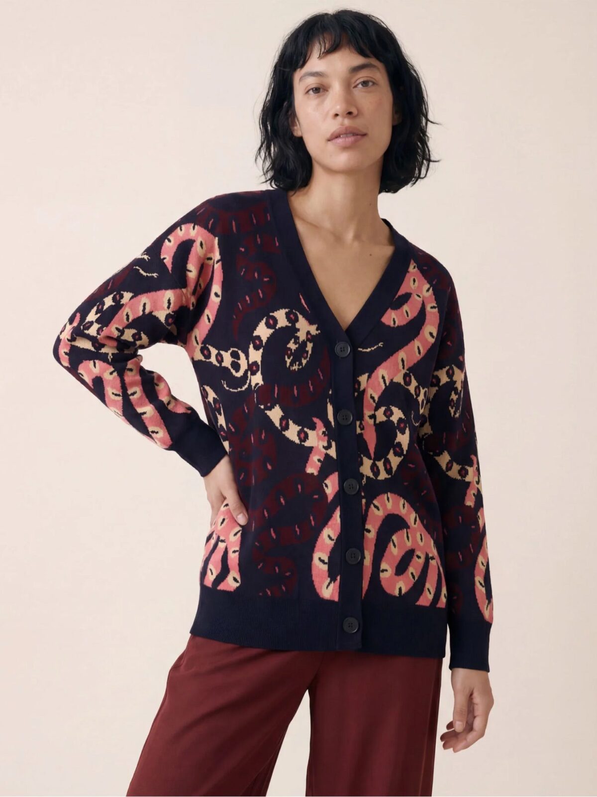 Cárdigan negro de punto con jacquard de serpientes y escote en V de Pepaloves en Tiendas Via Vai Estepona