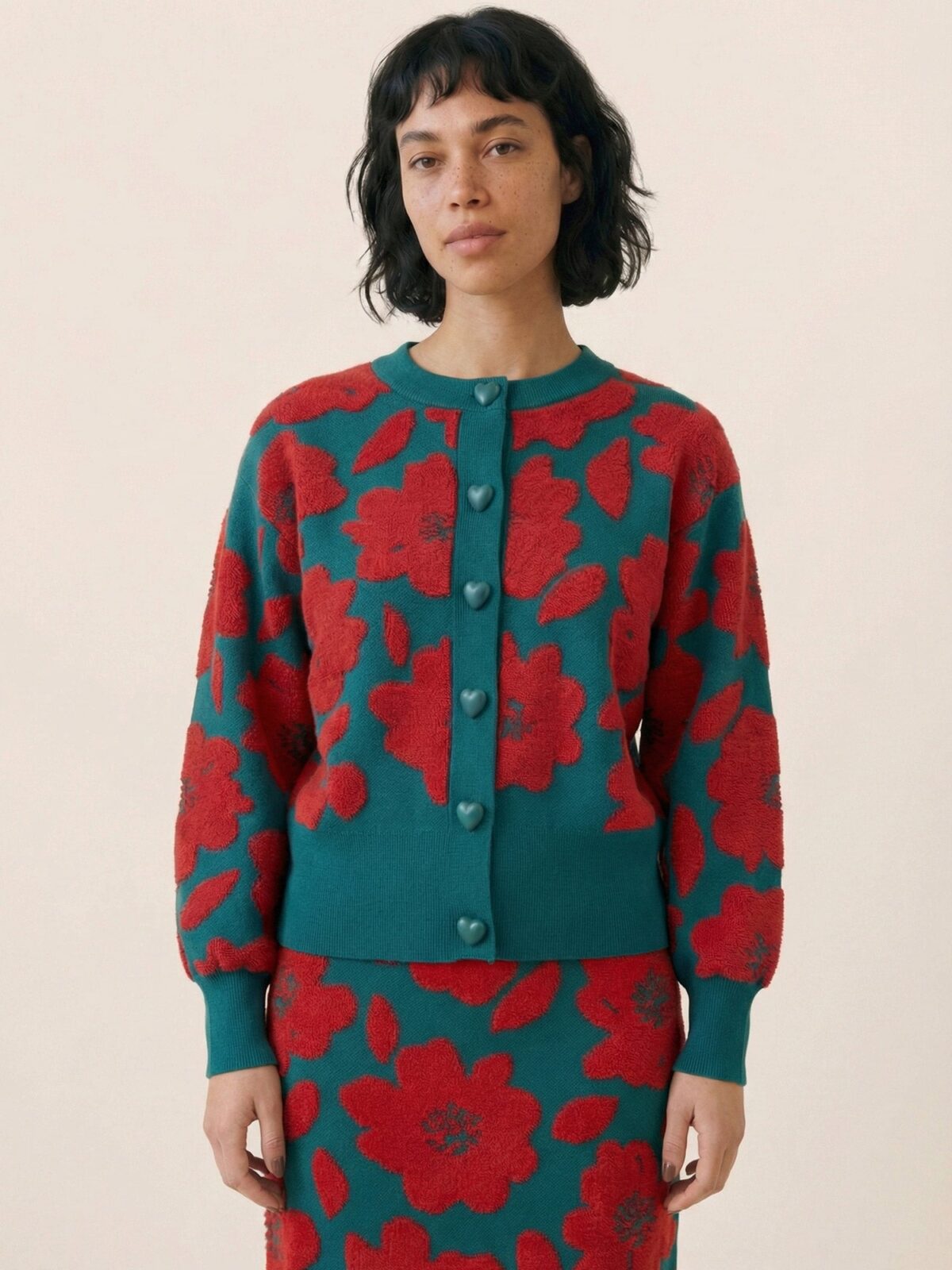 Cárdigan verde de punto con grandes flores en jacquard en relieve de Pepaloves en Tiendas Via Vai Estepona