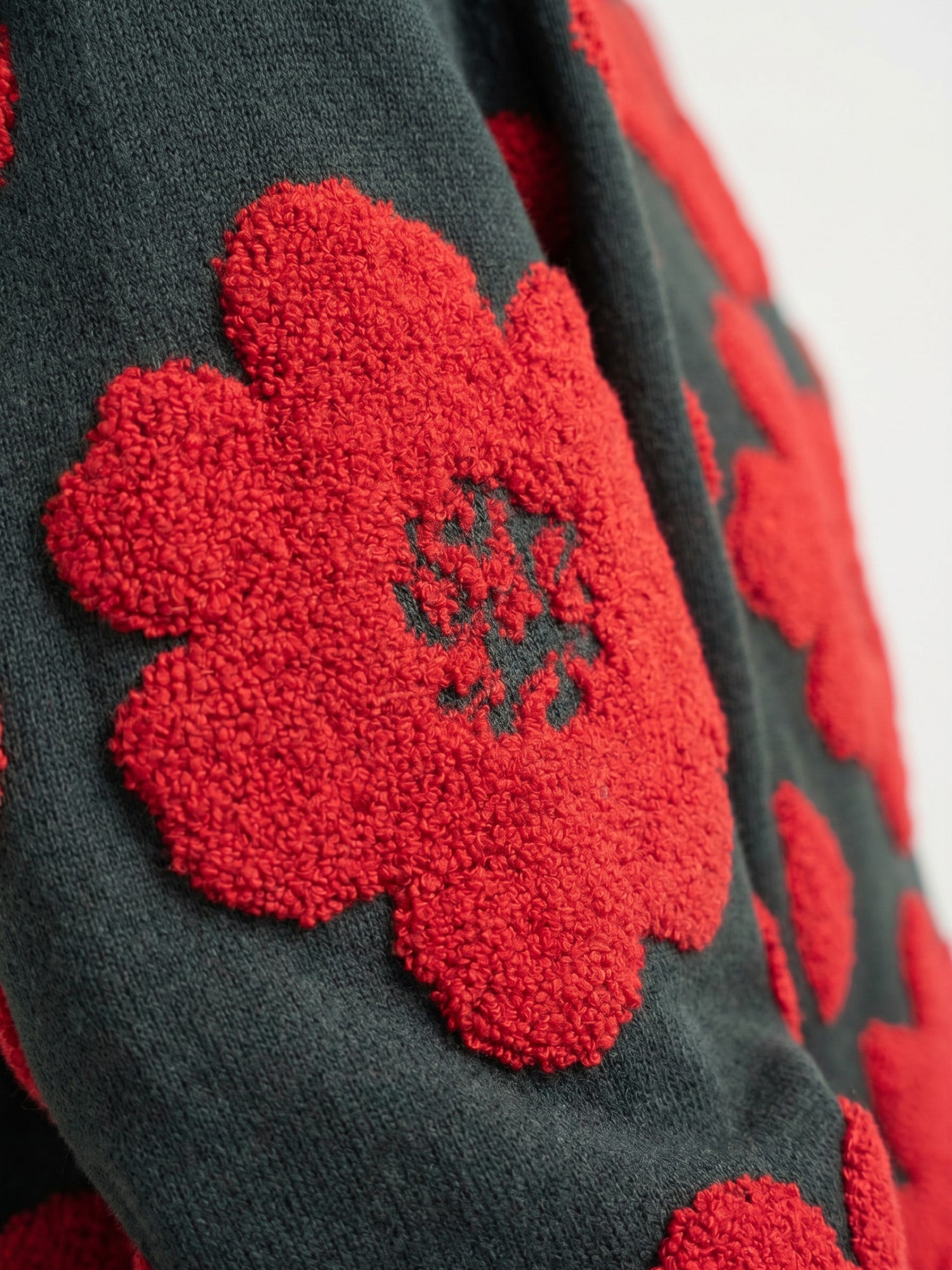 Vestido corto de punto verde con grandes flores rojas en jacquard de Pepaloves, Tiendas Via Vai Estepona. (foto 4)