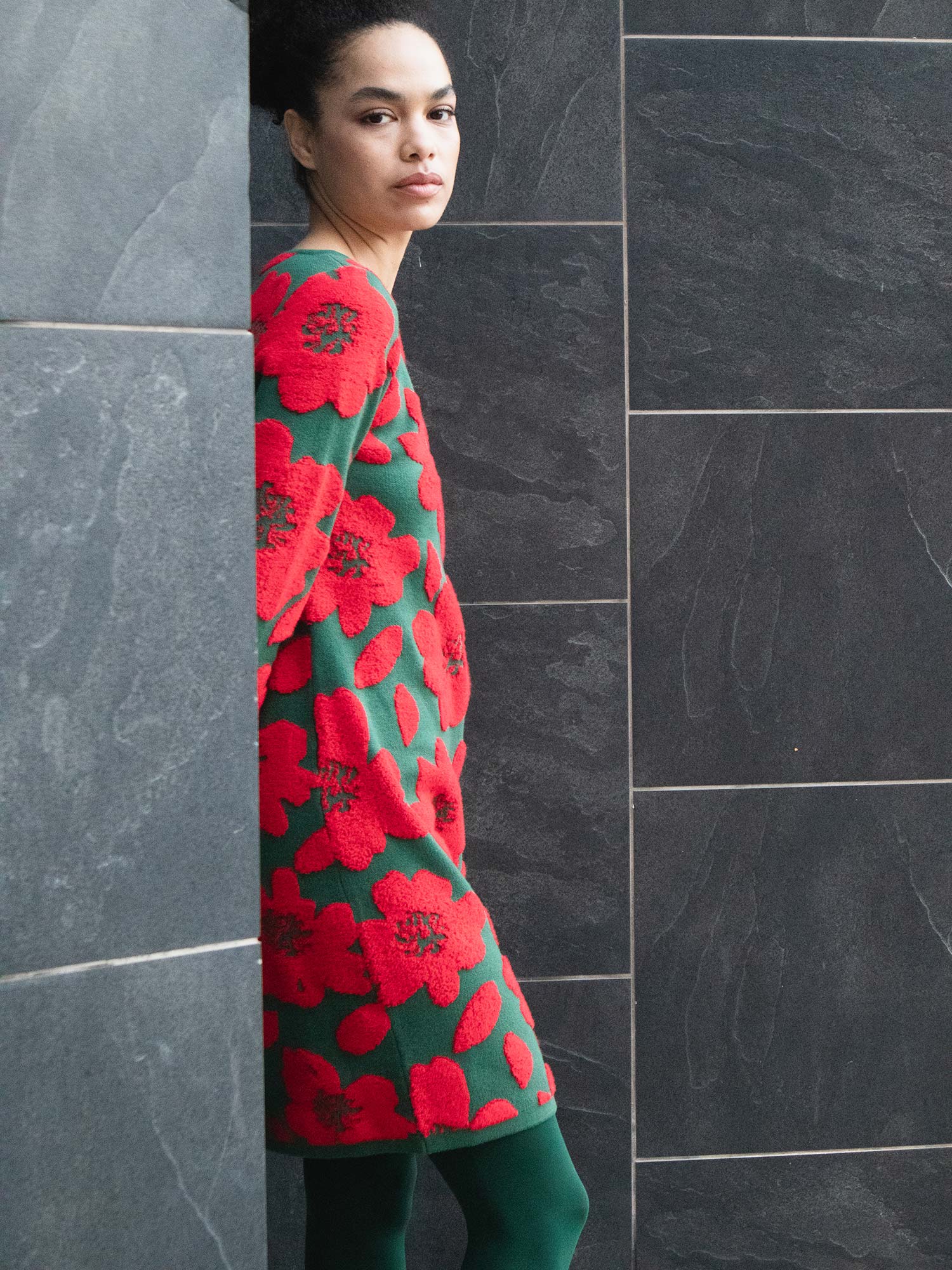 Vestido corto de punto verde con grandes flores rojas en jacquard de Pepaloves, Tiendas Via Vai Estepona. (foto 6)