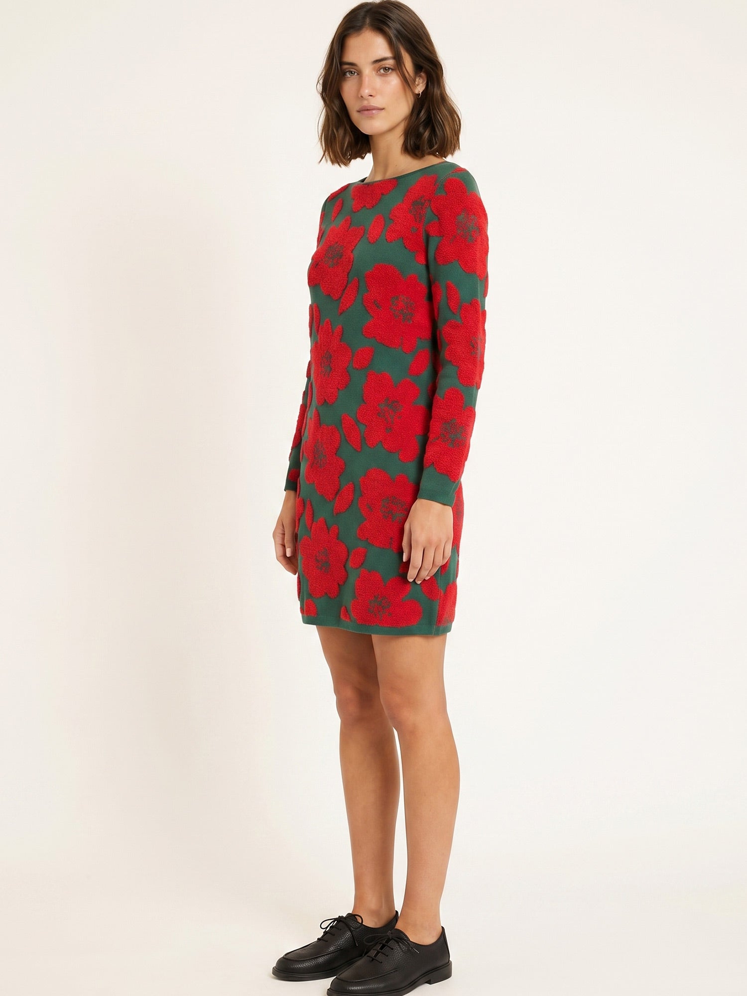 Vestido corto de punto verde con grandes flores rojas en jacquard de Pepaloves, Tiendas Via Vai Estepona. (foto 2)