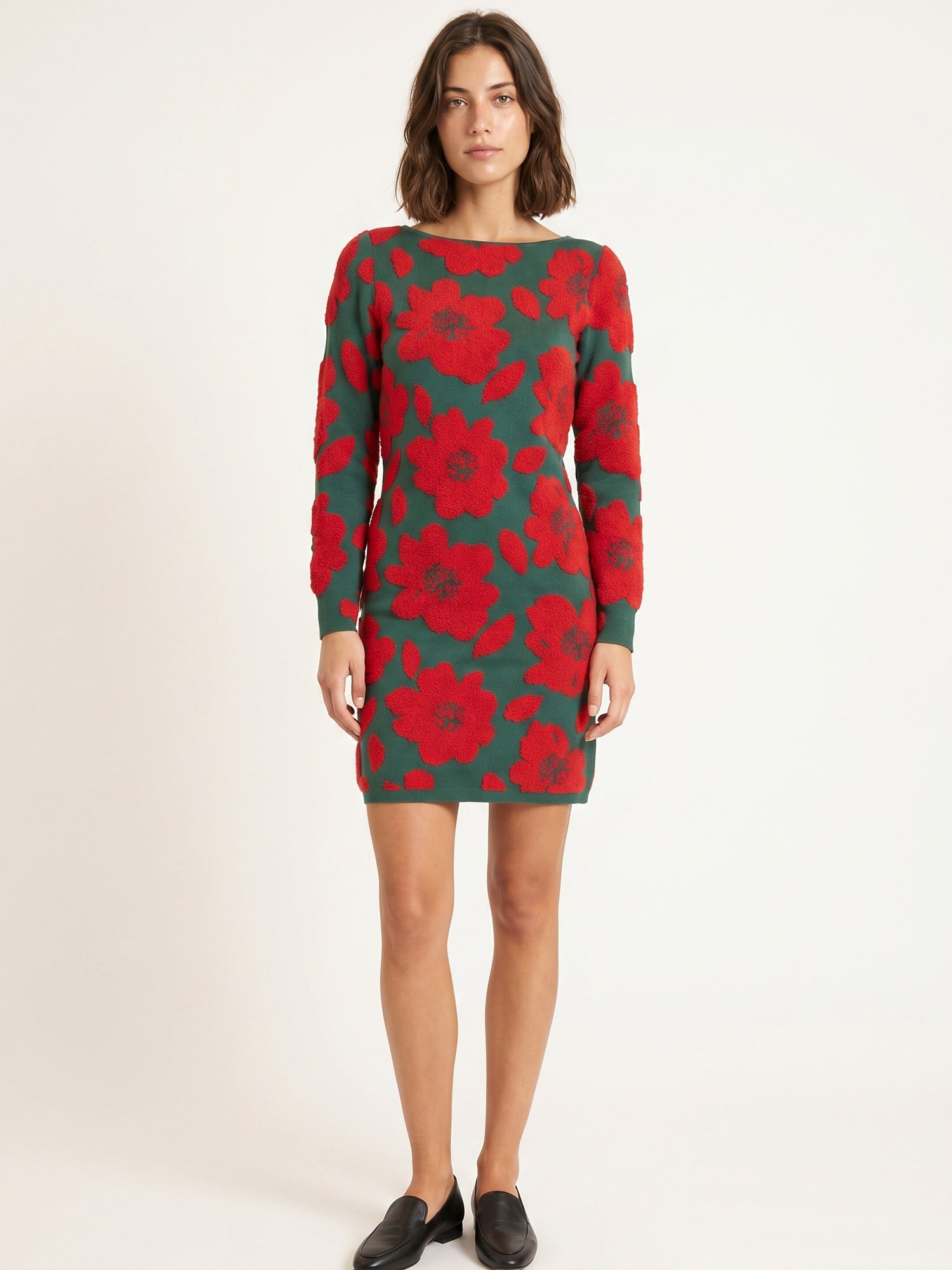 Vestido corto de punto verde con grandes flores rojas en jacquard de Pepaloves, Tiendas Via Vai Estepona. (foto 3)
