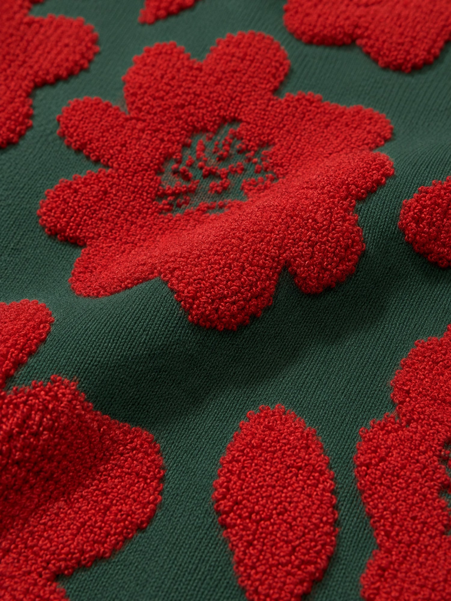 Vestido corto de punto verde con grandes flores rojas en jacquard de Pepaloves, Tiendas Via Vai Estepona. (foto 5)