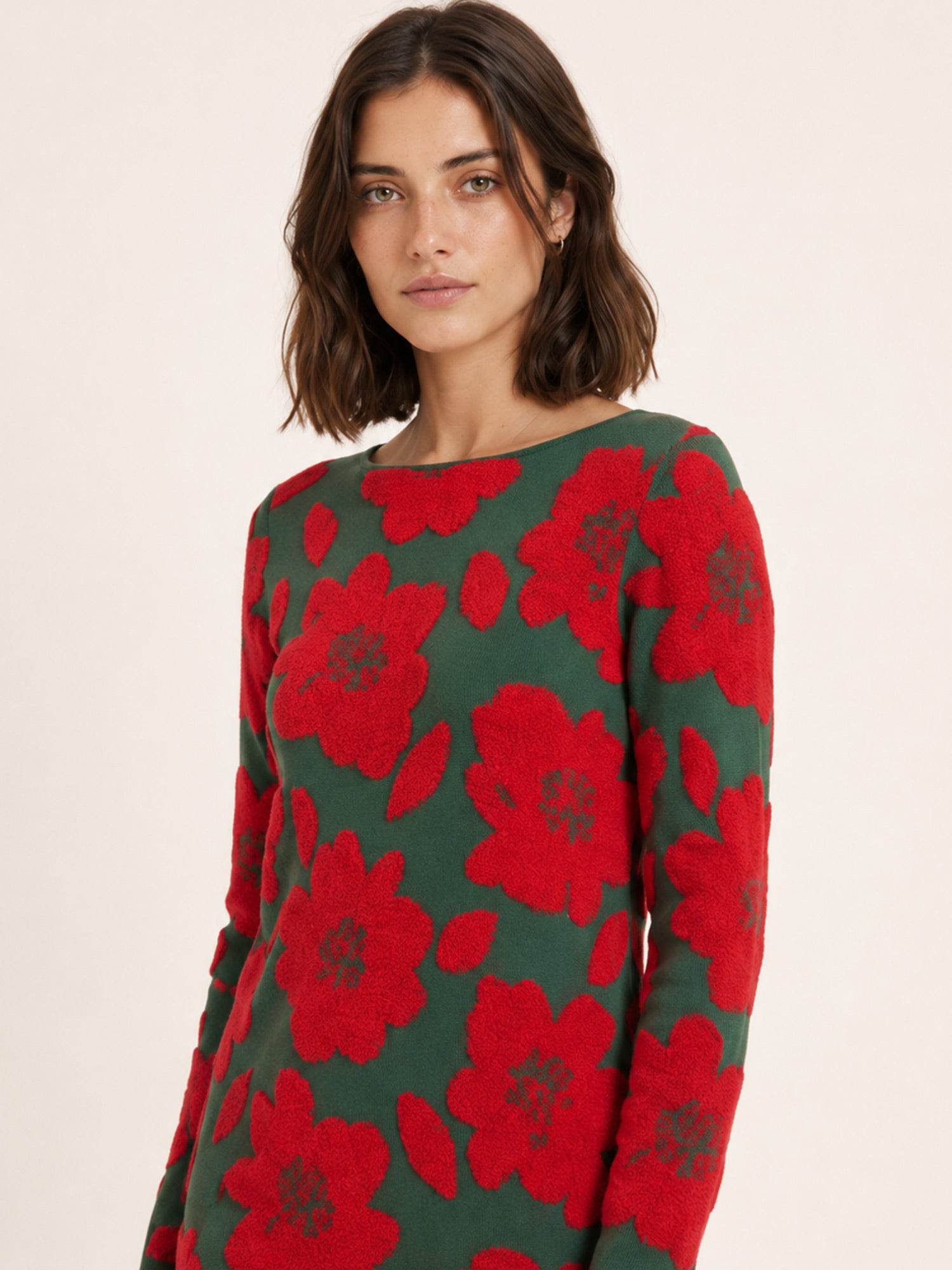 Vestido corto de punto verde con grandes flores rojas en jacquard de Pepaloves, Tiendas Via Vai Estepona.