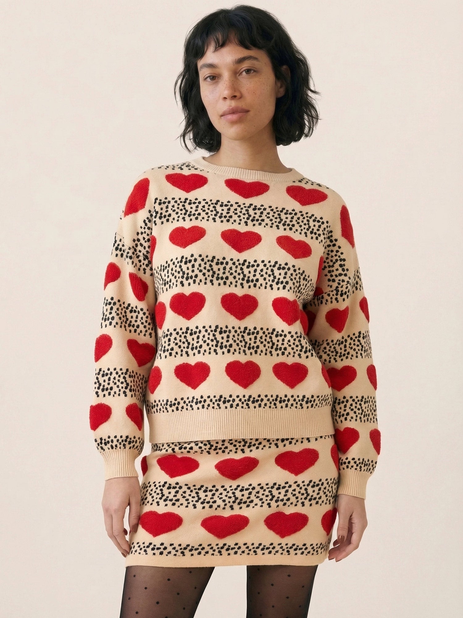 Jersey de punto crema con corazones rojos y topos negros en jacquard de Pepaloves, Tiendas Via Vai Estepona (foto 3)