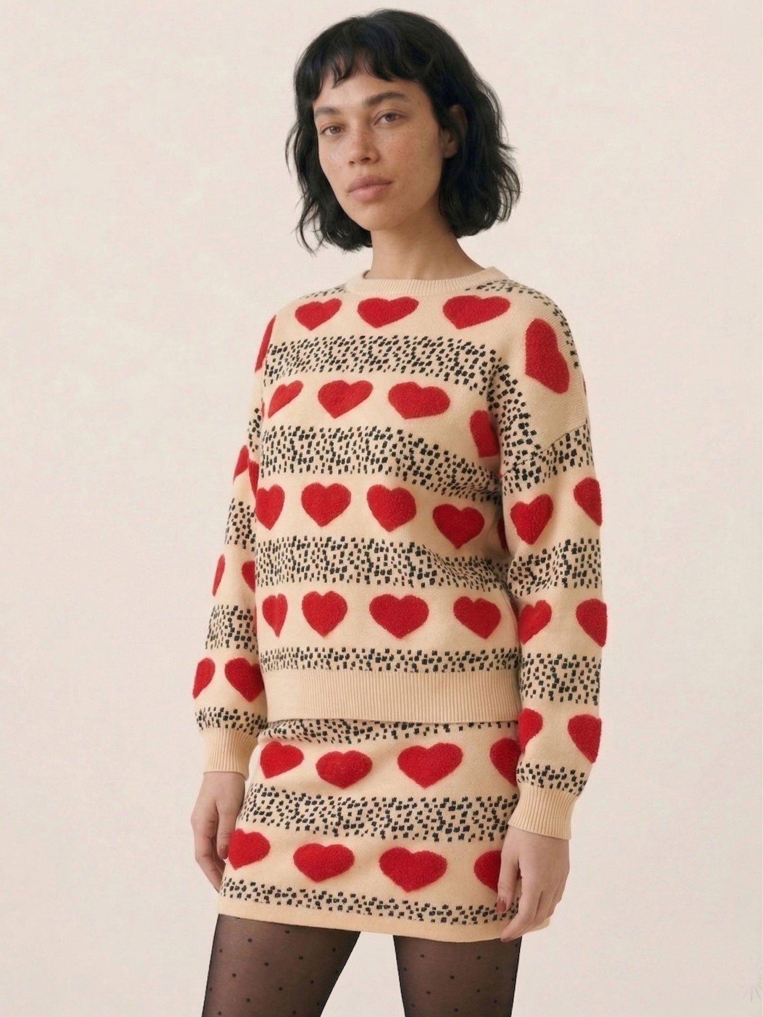 Jersey de punto crema con corazones rojos y topos negros en jacquard de Pepaloves, Tiendas Via Vai Estepona