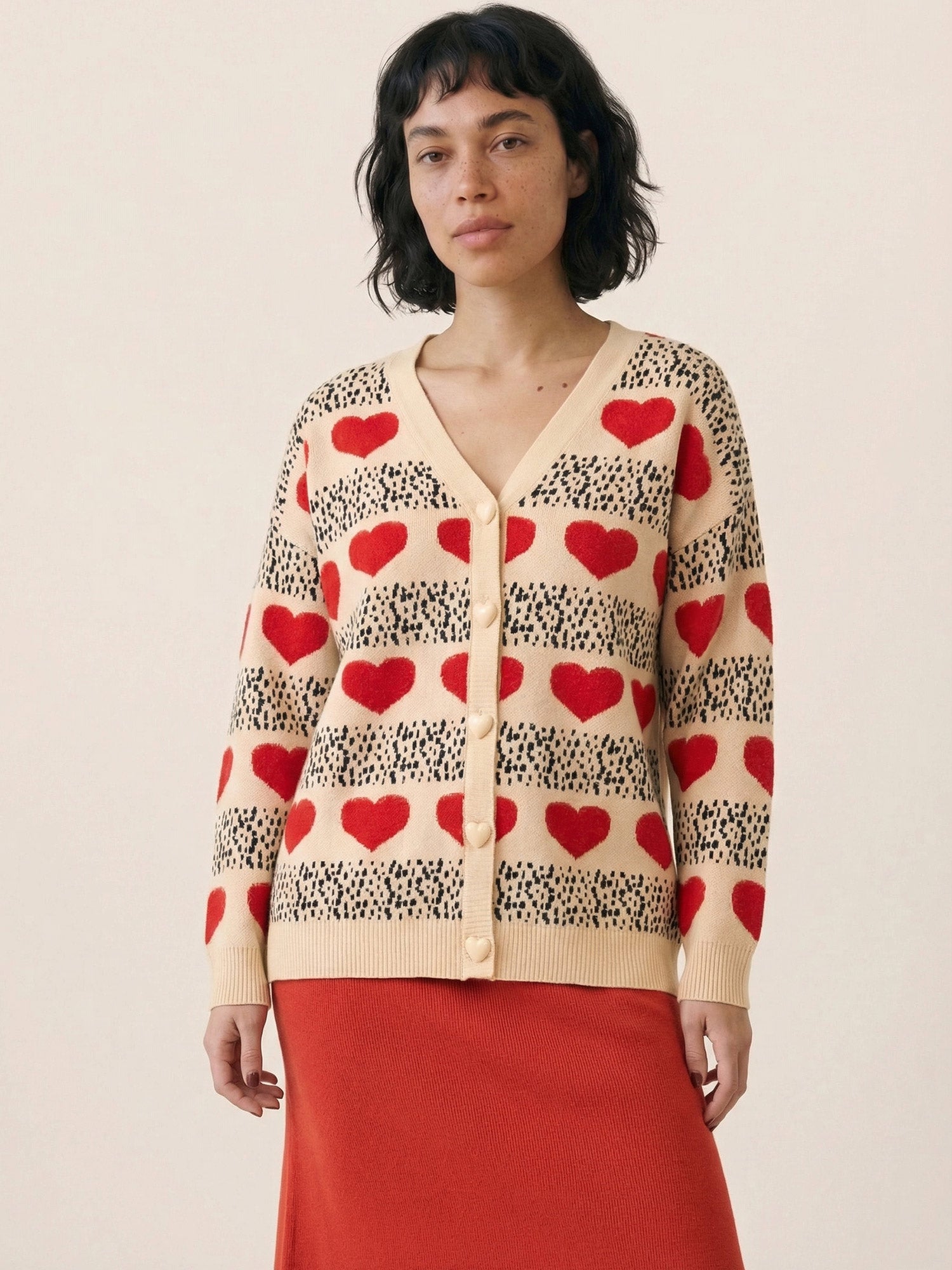 Cárdigan crema con franjas de topos y corazones en jacquard de Pepaloves en Tiendas Via Vai Estepona (foto 2)