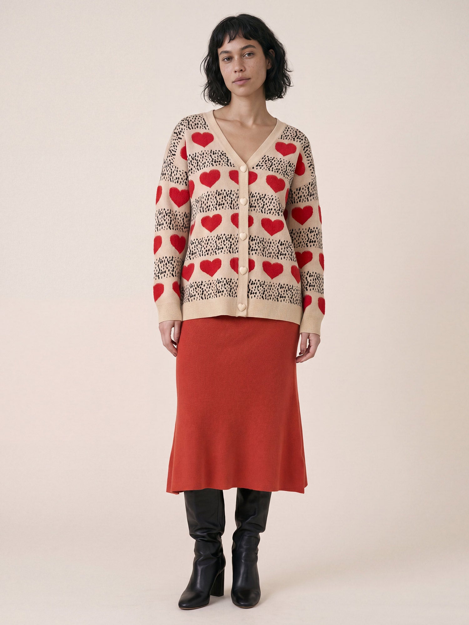 Cárdigan crema con franjas de topos y corazones en jacquard de Pepaloves en Tiendas Via Vai Estepona (foto 4)