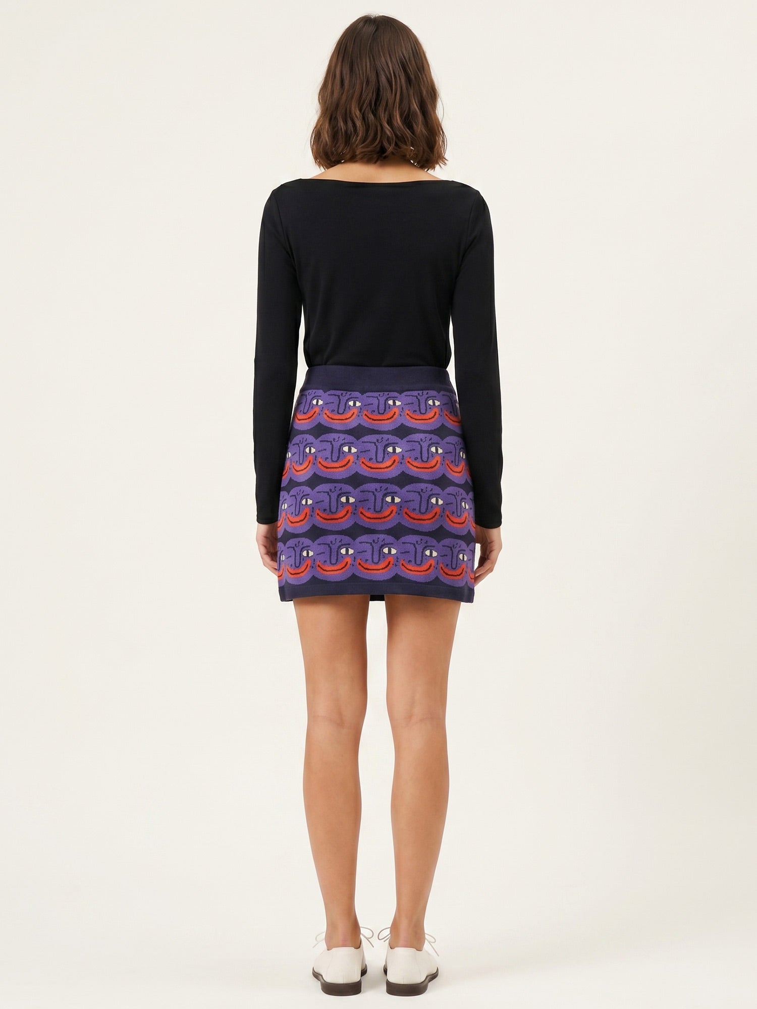 Falda mini de punto negra con estampado de caras sonrientes de Pepaloves, en Tiendas Via Vai Estepona. (foto 4)