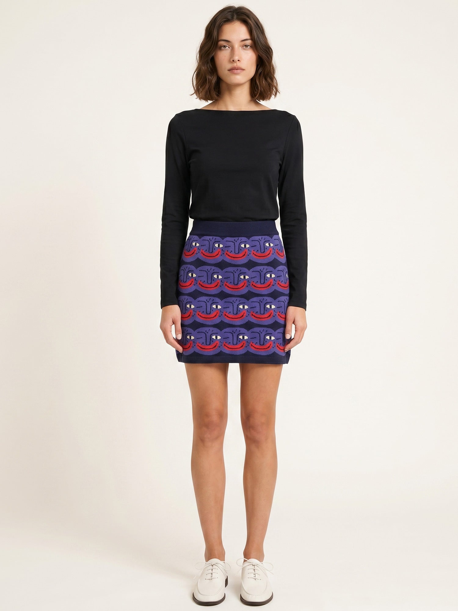 Falda mini de punto negra con estampado de caras sonrientes de Pepaloves, en Tiendas Via Vai Estepona. (foto 2)