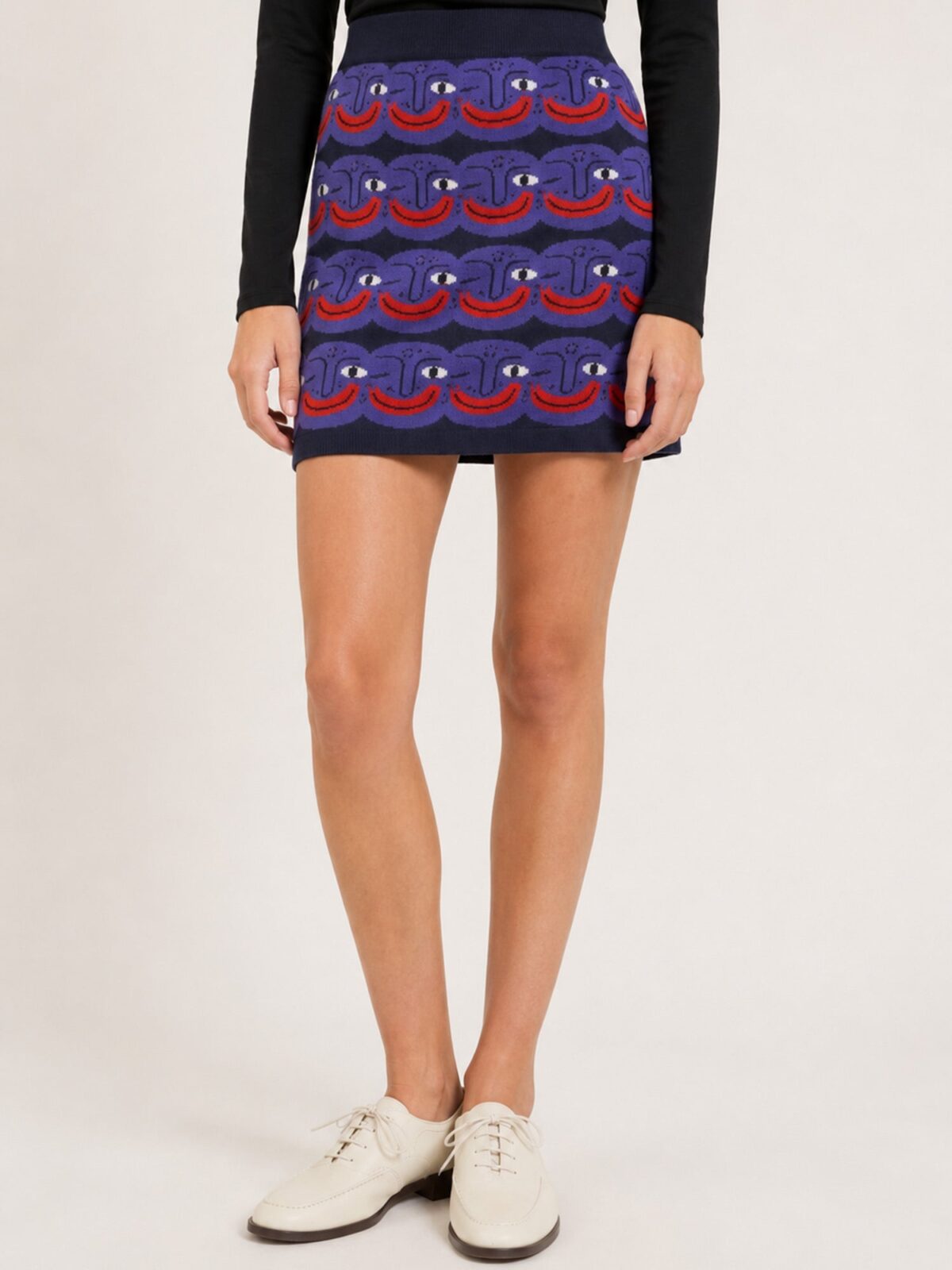 Falda mini de punto negra con estampado de caras sonrientes de Pepaloves, en Tiendas Via Vai Estepona.