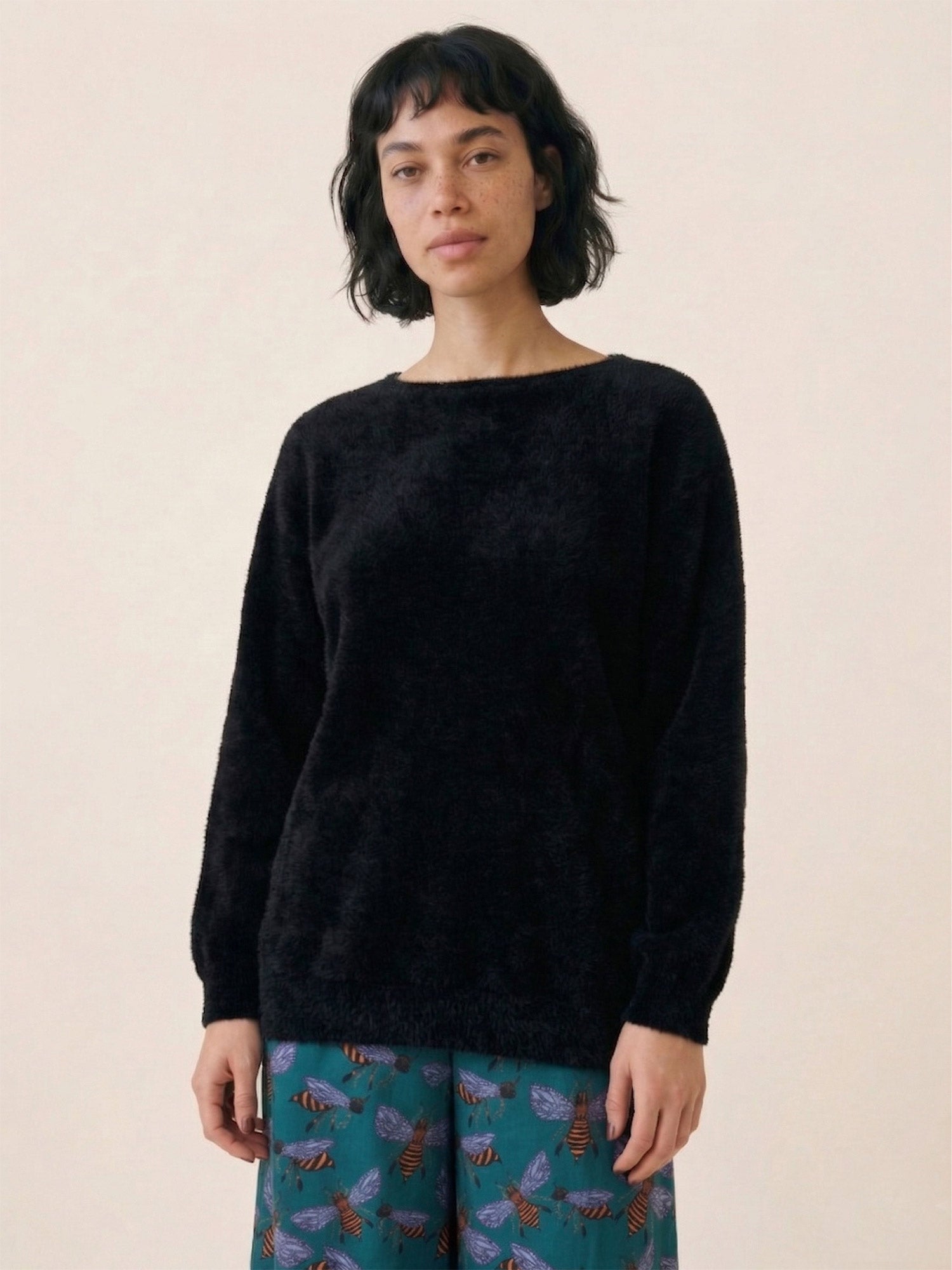 Jersey negro de punto con textura suave efecto pelo y cuello barco de Pepaloves en Tiendas Via Vai Estepona