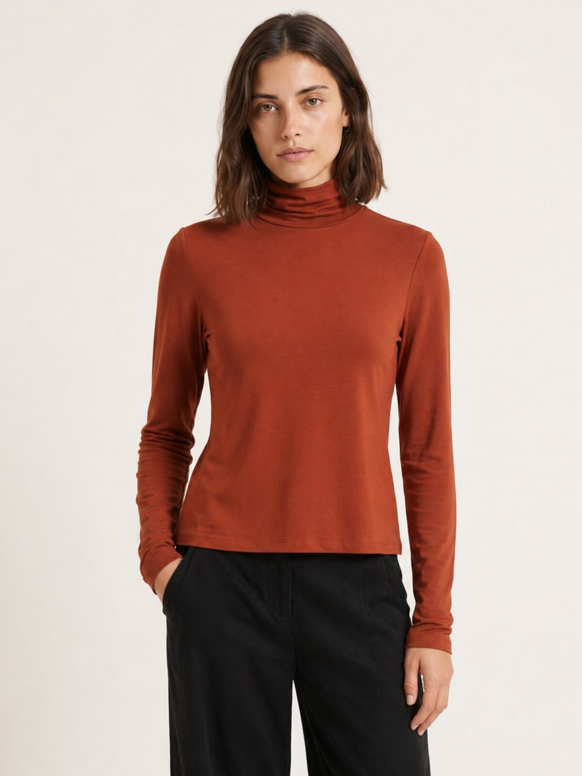 Top de punto fino en marrón teja con cuello cisne de Pepaloves, a la venta en Tiendas Via Vai Estepona.