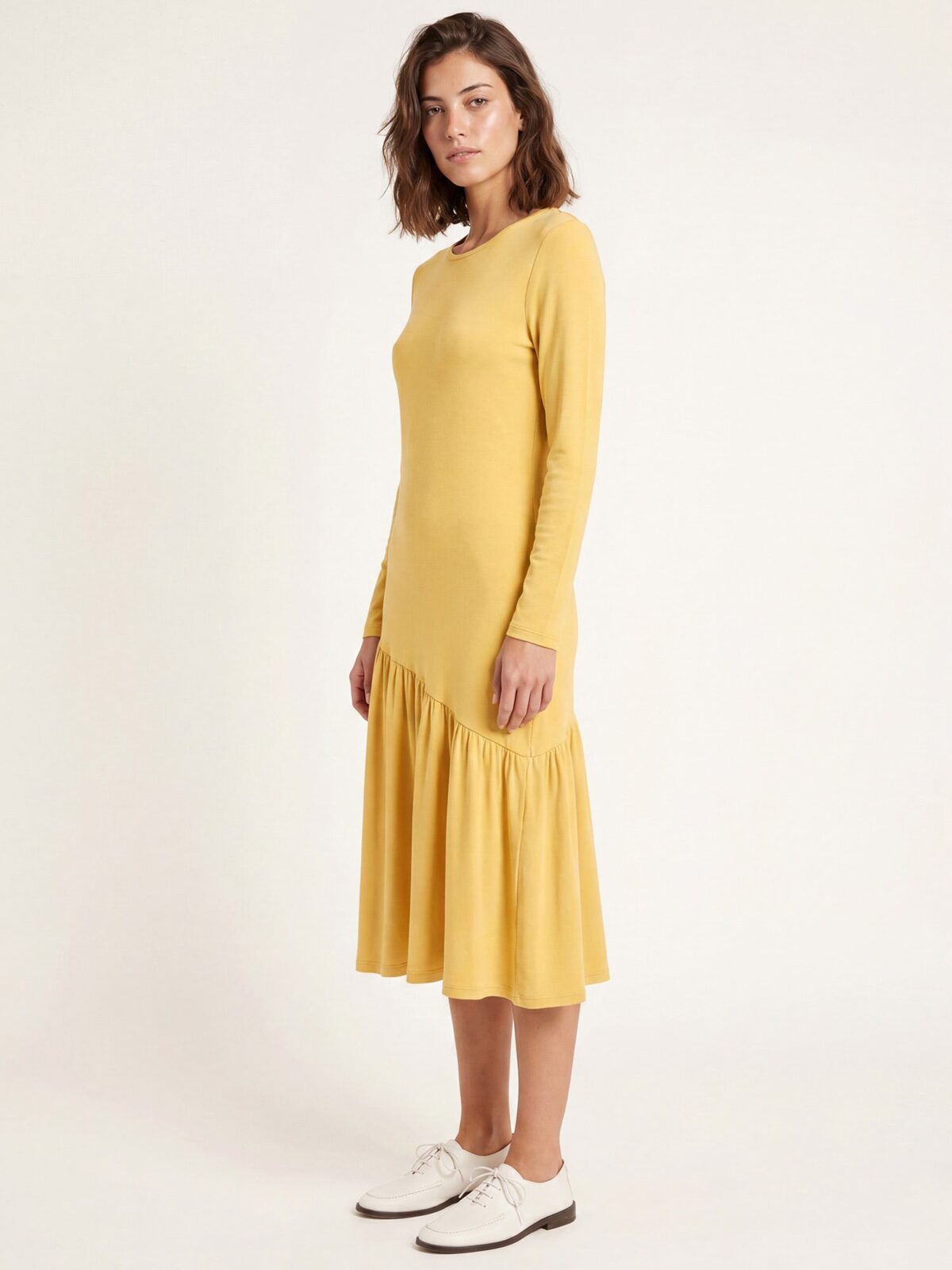 Vestido Alma de punto midi en amarillo mantequilla de Pepaloves, disponible en Tiendas Via Vai Estepona.