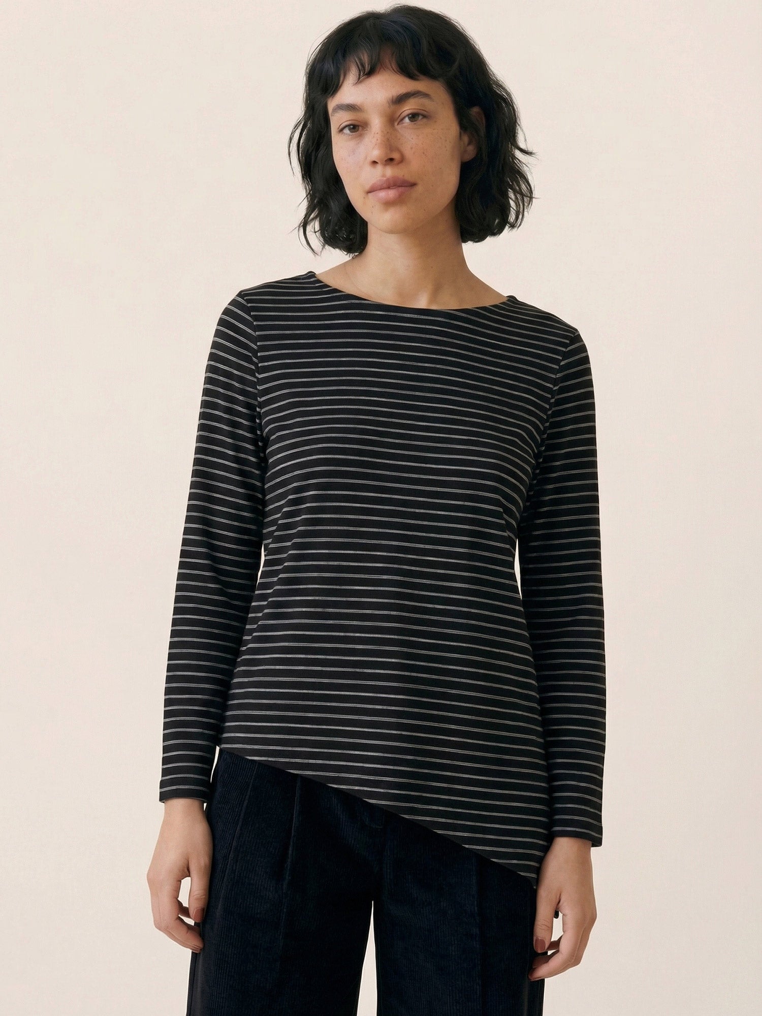 Top de punto fino negro con micro rayas blancas y cuello barco de Pepaloves, Tiendas Via Vai Estepona. (foto 2)