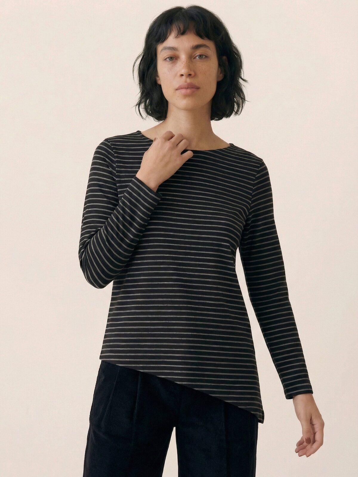 Top de punto fino negro con micro rayas blancas y cuello barco de Pepaloves, Tiendas Via Vai Estepona.