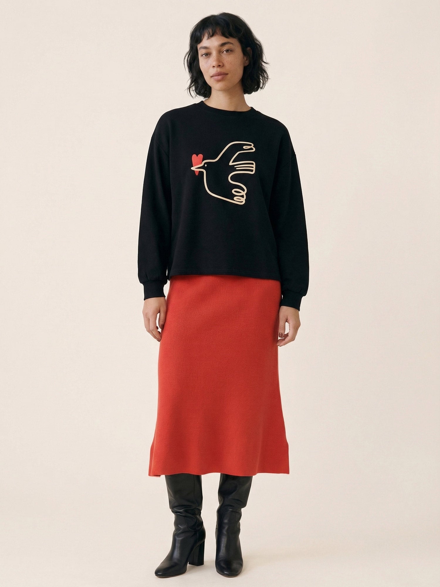 Sudadera de punto negra con ilustración de pájaro y corazón rojo de Pepaloves, Tiendas Via Vai Estepona. (foto 2)