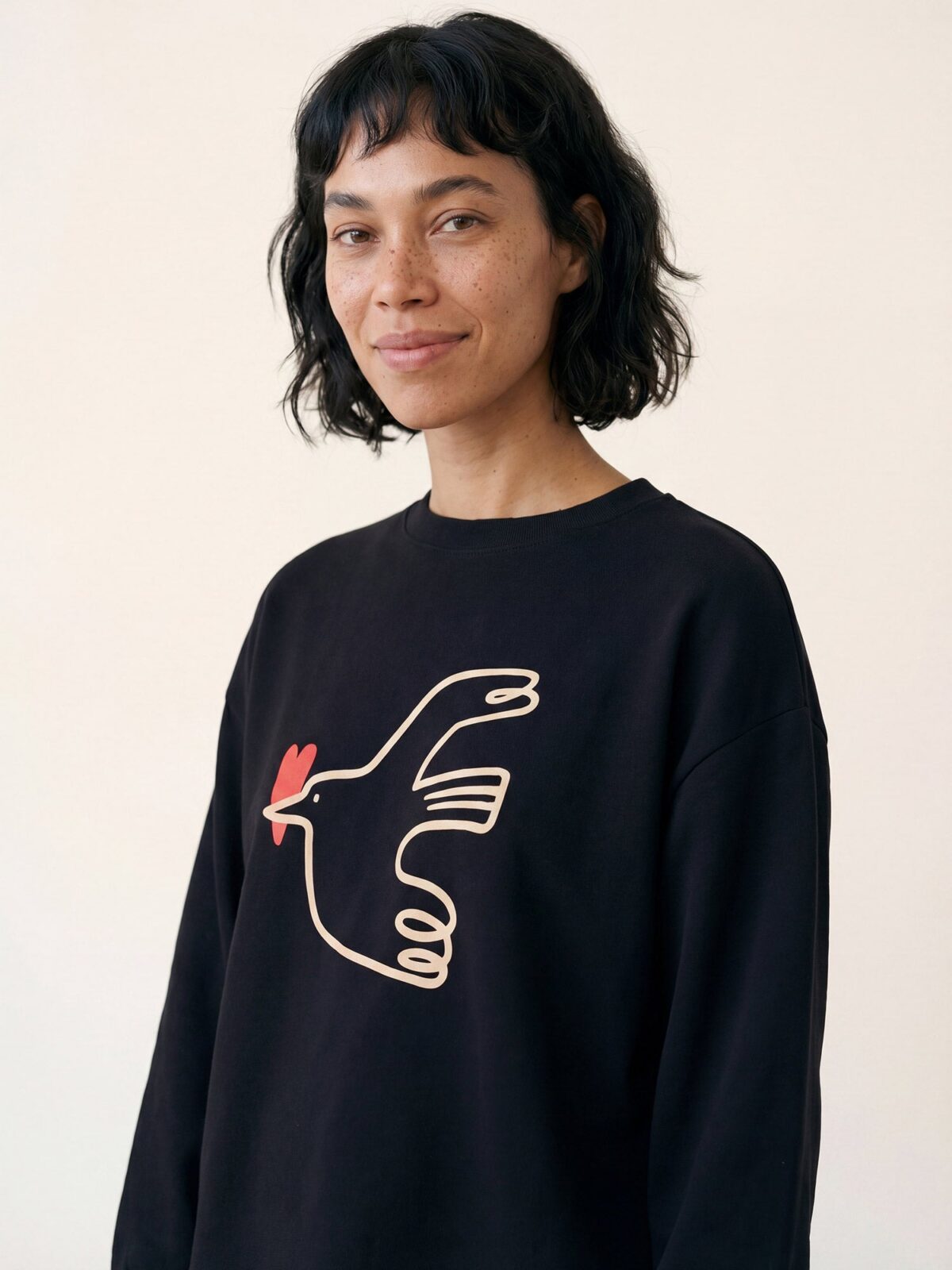 Sudadera de punto negra con ilustración de pájaro y corazón rojo de Pepaloves, Tiendas Via Vai Estepona.