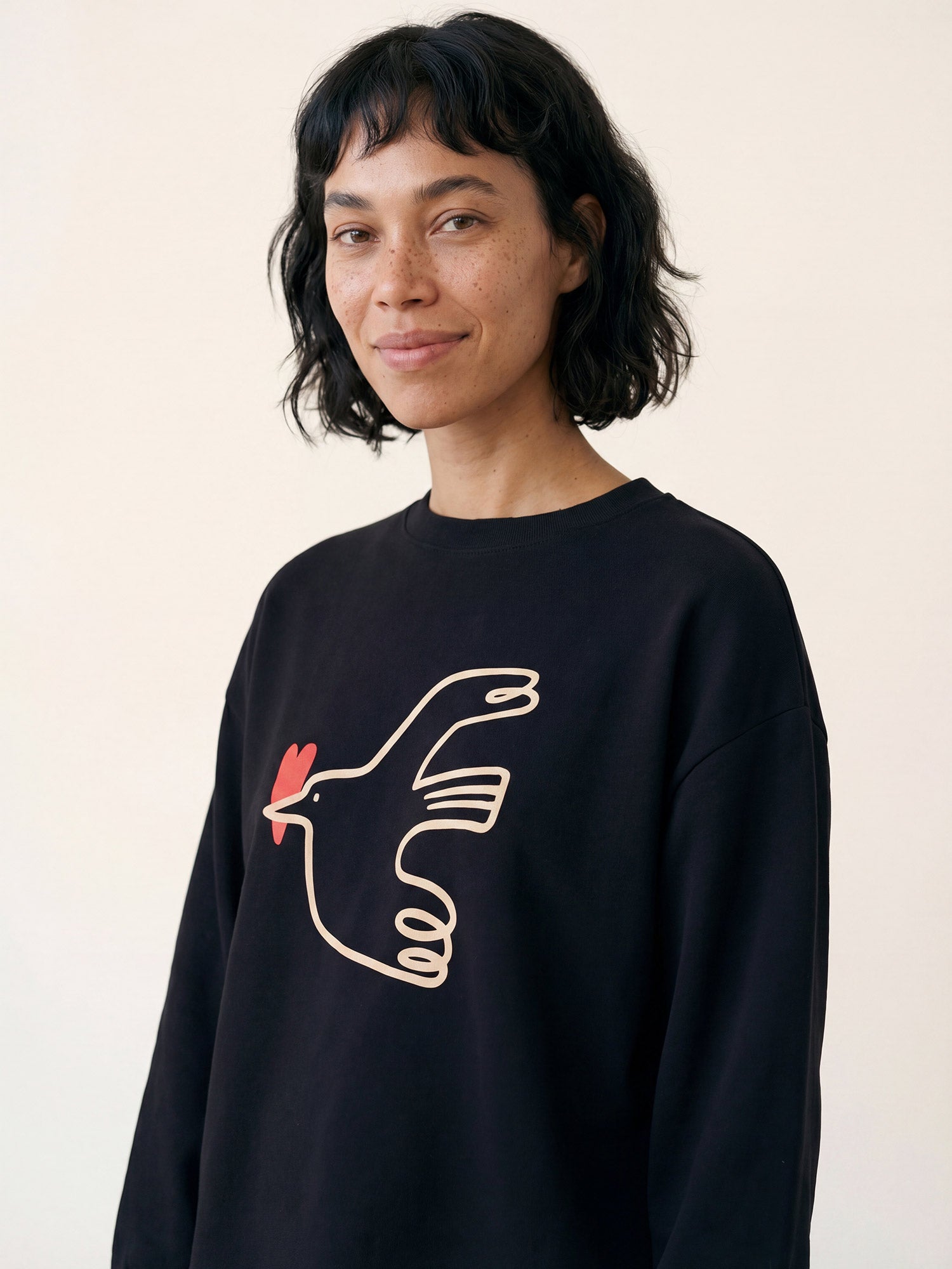 Sudadera de punto negra con ilustración de pájaro y corazón rojo de Pepaloves, Tiendas Via Vai Estepona.
