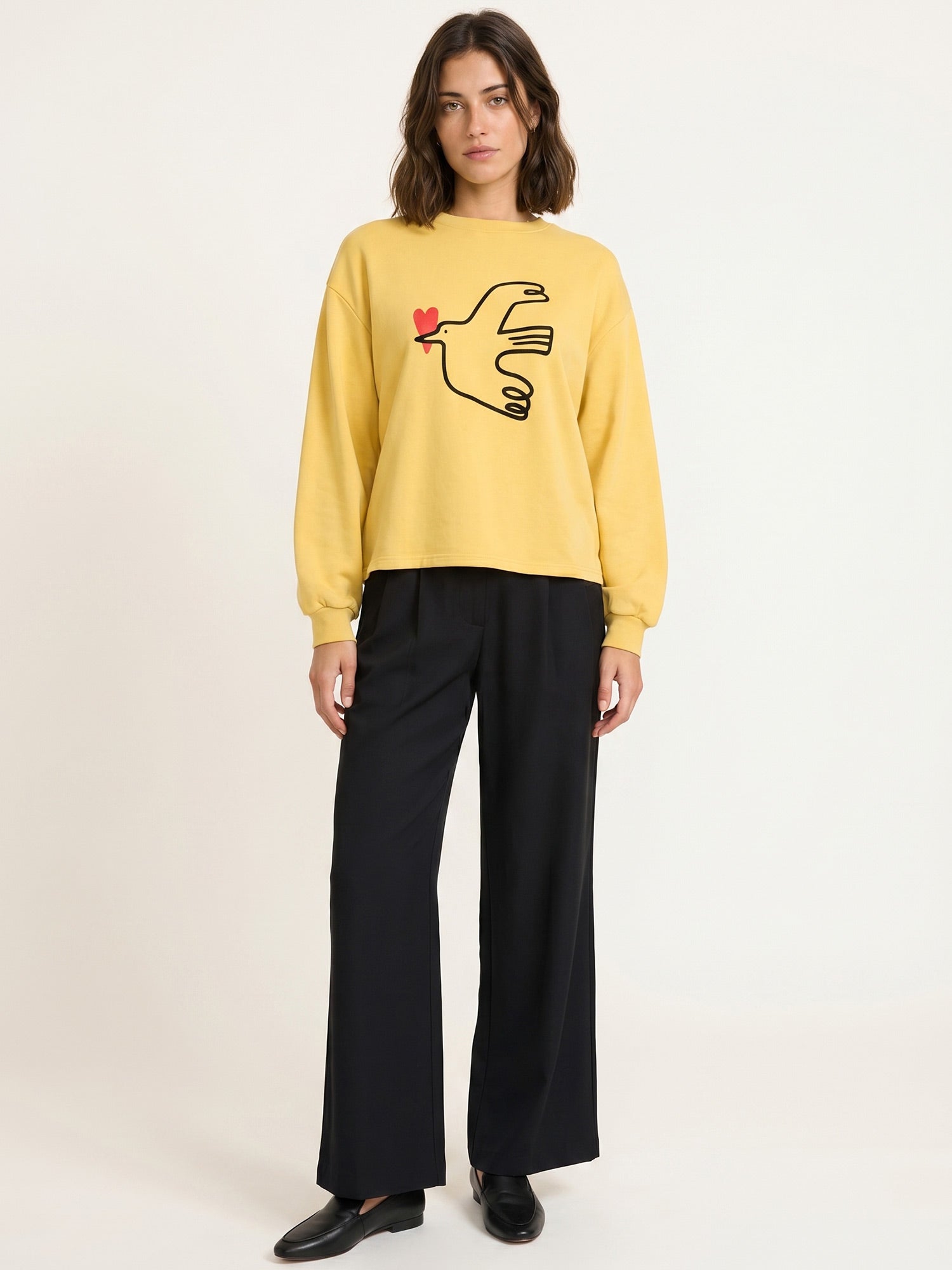 Top de punto amarillo avellana con ilustración de pájaro y corazón rojo de Pepaloves en Tiendas Via Vai Estepona (foto 2)