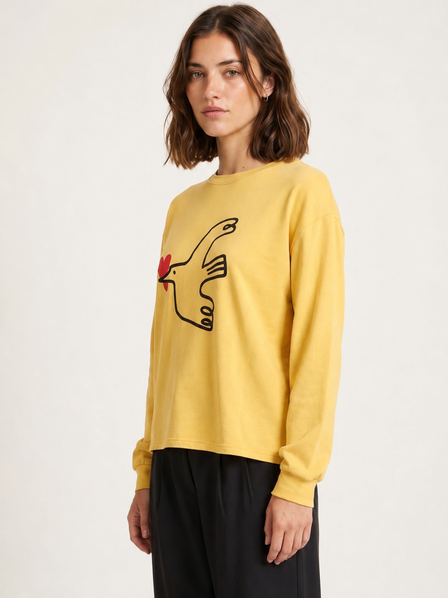 Top de punto amarillo avellana con ilustración de pájaro y corazón rojo de Pepaloves en Tiendas Via Vai Estepona (foto 4)
