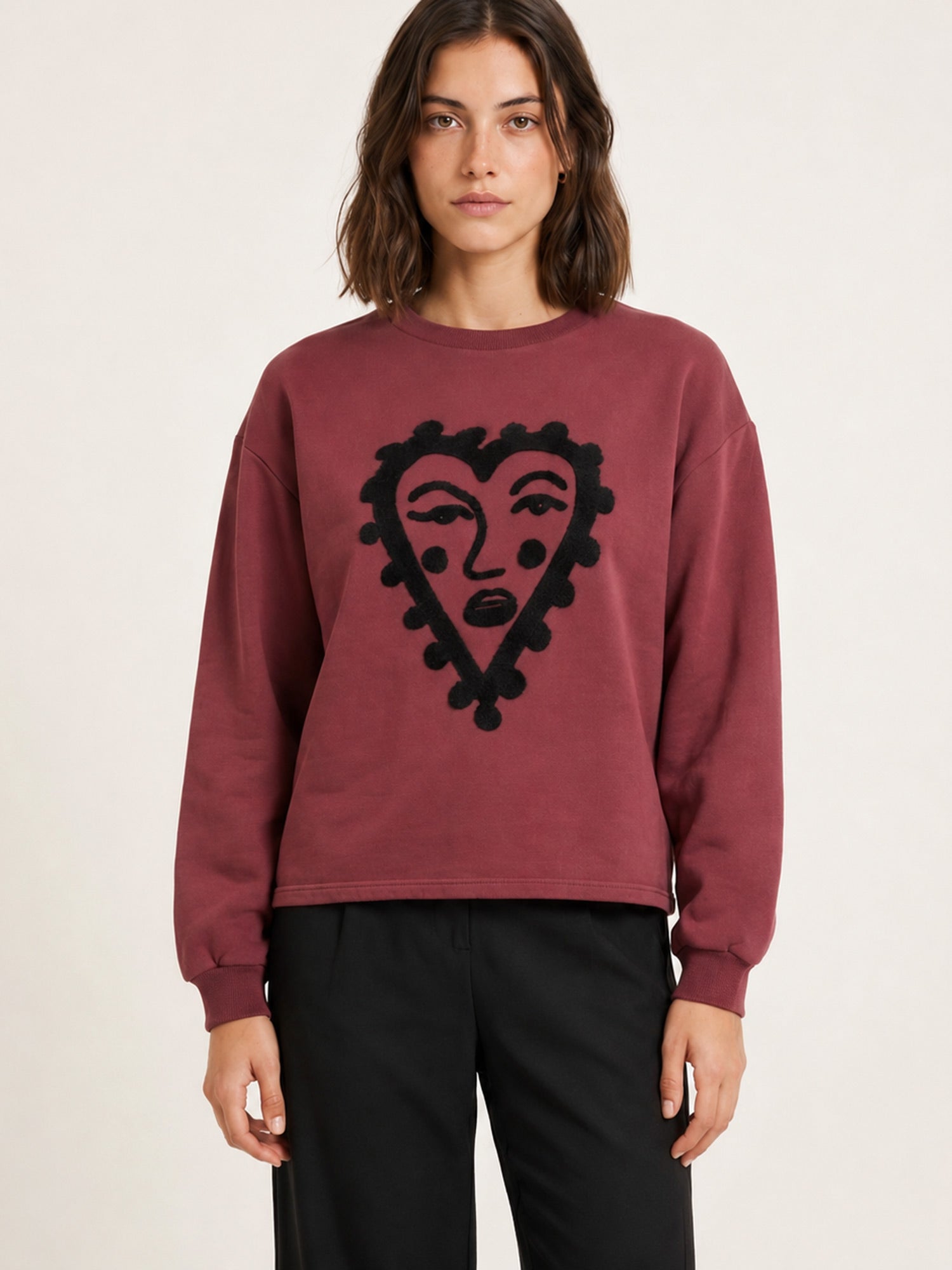 Sudadera de punto marrón con rostro dentro de un corazón rizado crema de Pepaloves en Tiendas Via Vai Estepona (foto 2)