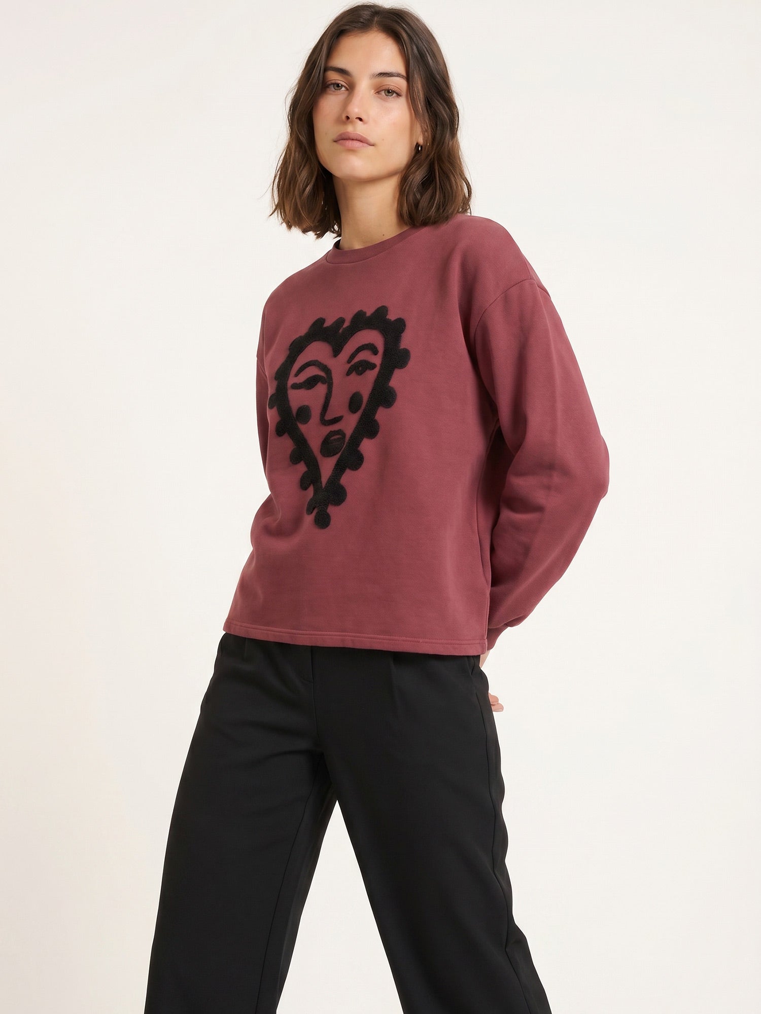 Sudadera de punto marrón con rostro dentro de un corazón rizado crema de Pepaloves en Tiendas Via Vai Estepona