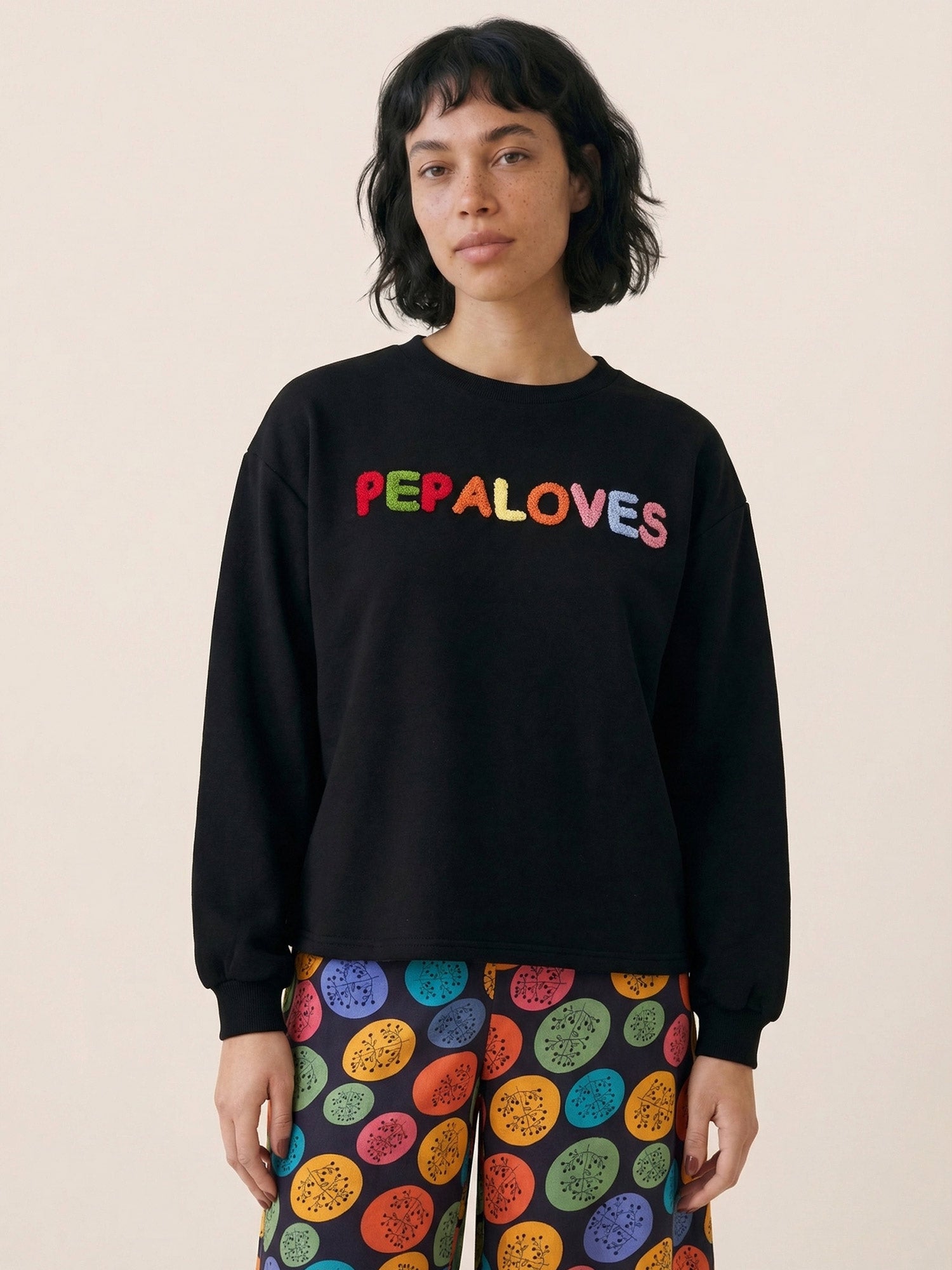 Sudadera negra con el nombre Pepaloves bordado en letras de rizo multicolor en Tiendas Via Vai Estepona