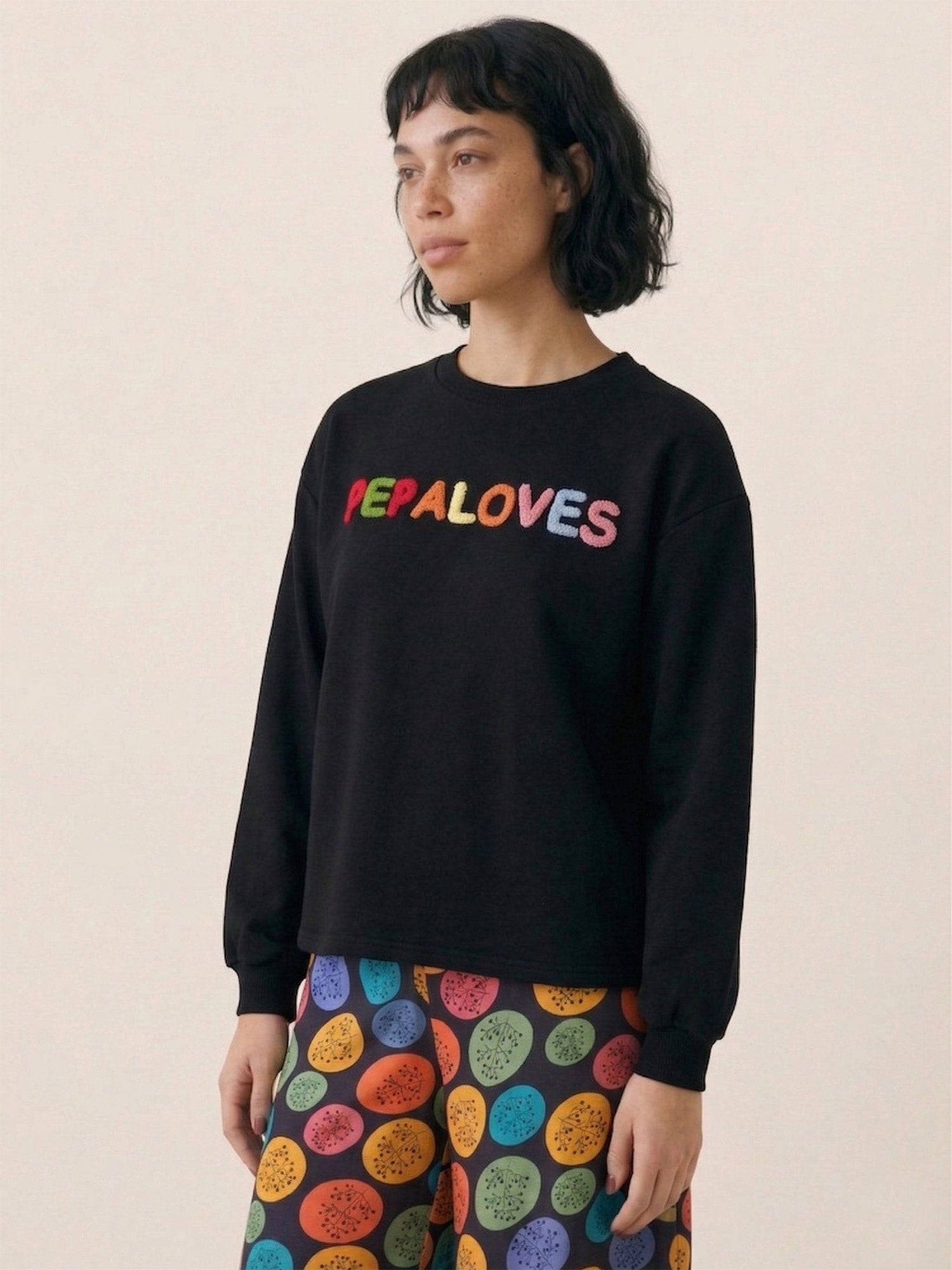 Sudadera negra con el nombre Pepaloves bordado en letras de rizo multicolor en Tiendas Via Vai Estepona (foto 2)