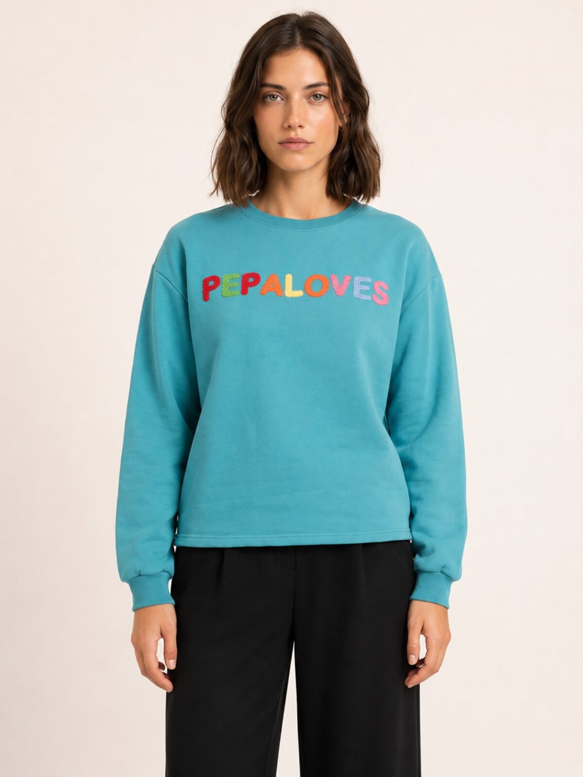 Sudadera verde de punto con el nombre Pepaloves bordado en rizo multicolor en Tiendas Via Vai Estepona