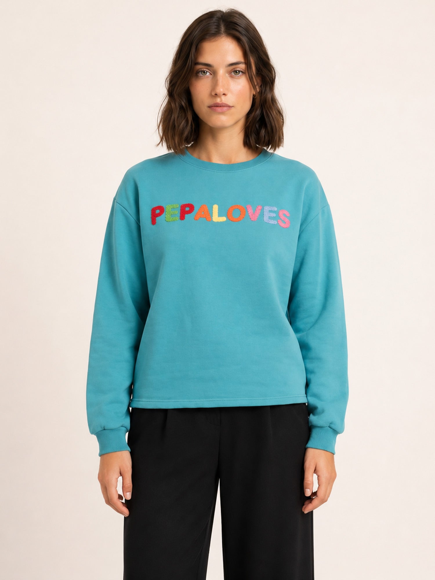 Sudadera verde de punto con el nombre Pepaloves bordado en rizo multicolor en Tiendas Via Vai Estepona