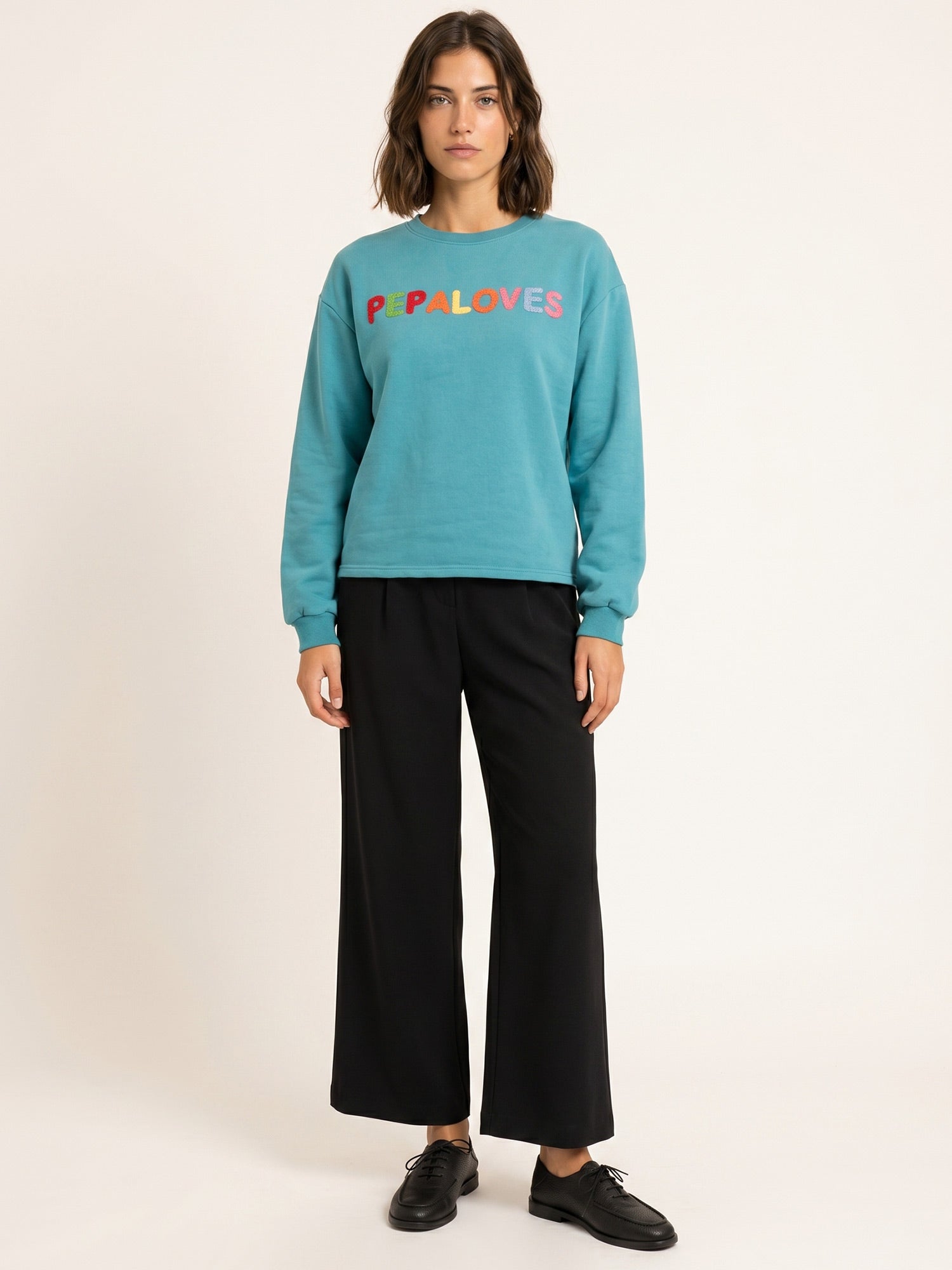 Sudadera verde de punto con el nombre Pepaloves bordado en rizo multicolor en Tiendas Via Vai Estepona (foto 2)