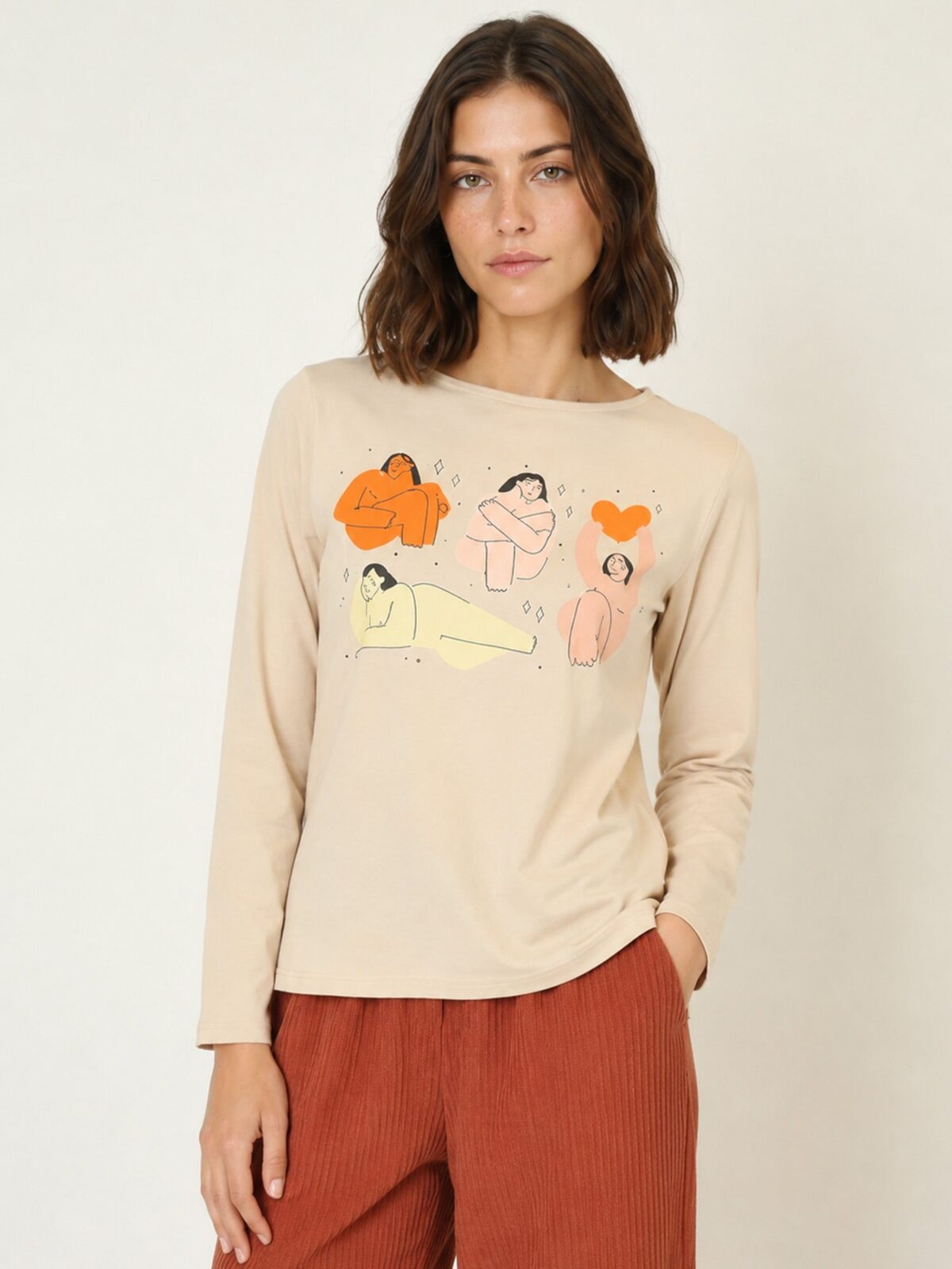 Camiseta beige de manga larga con estampado de figuras femeninas ilustradas de Pepaloves en Tiendas Via Vai Estepona