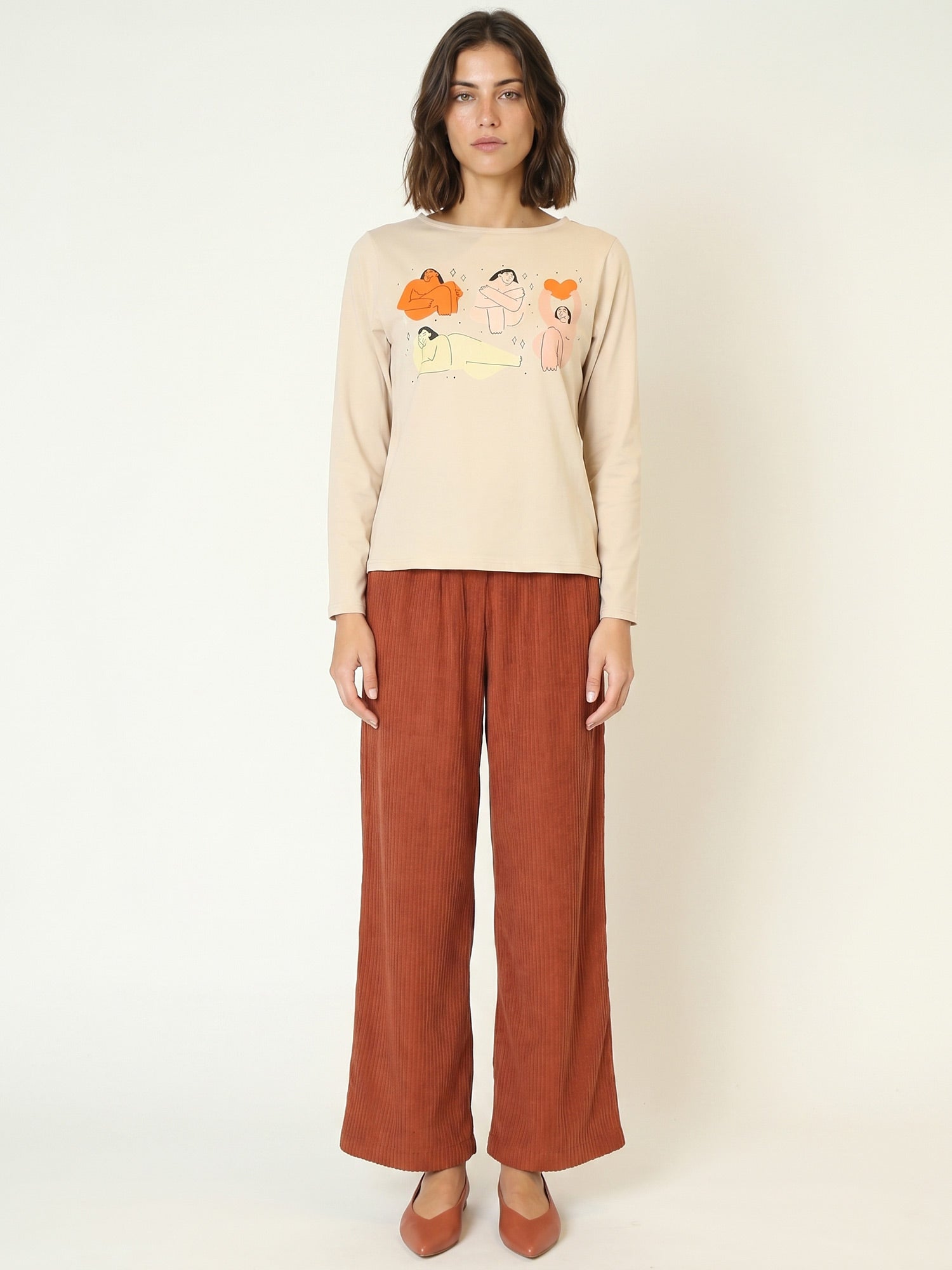 Camiseta beige de manga larga con estampado de figuras femeninas ilustradas de Pepaloves en Tiendas Via Vai Estepona (foto 6)