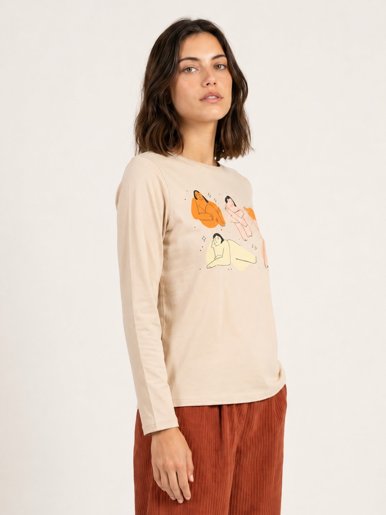 Camiseta beige de manga larga con estampado de figuras femeninas ilustradas de Pepaloves en Tiendas Via Vai Estepona (foto 2)
