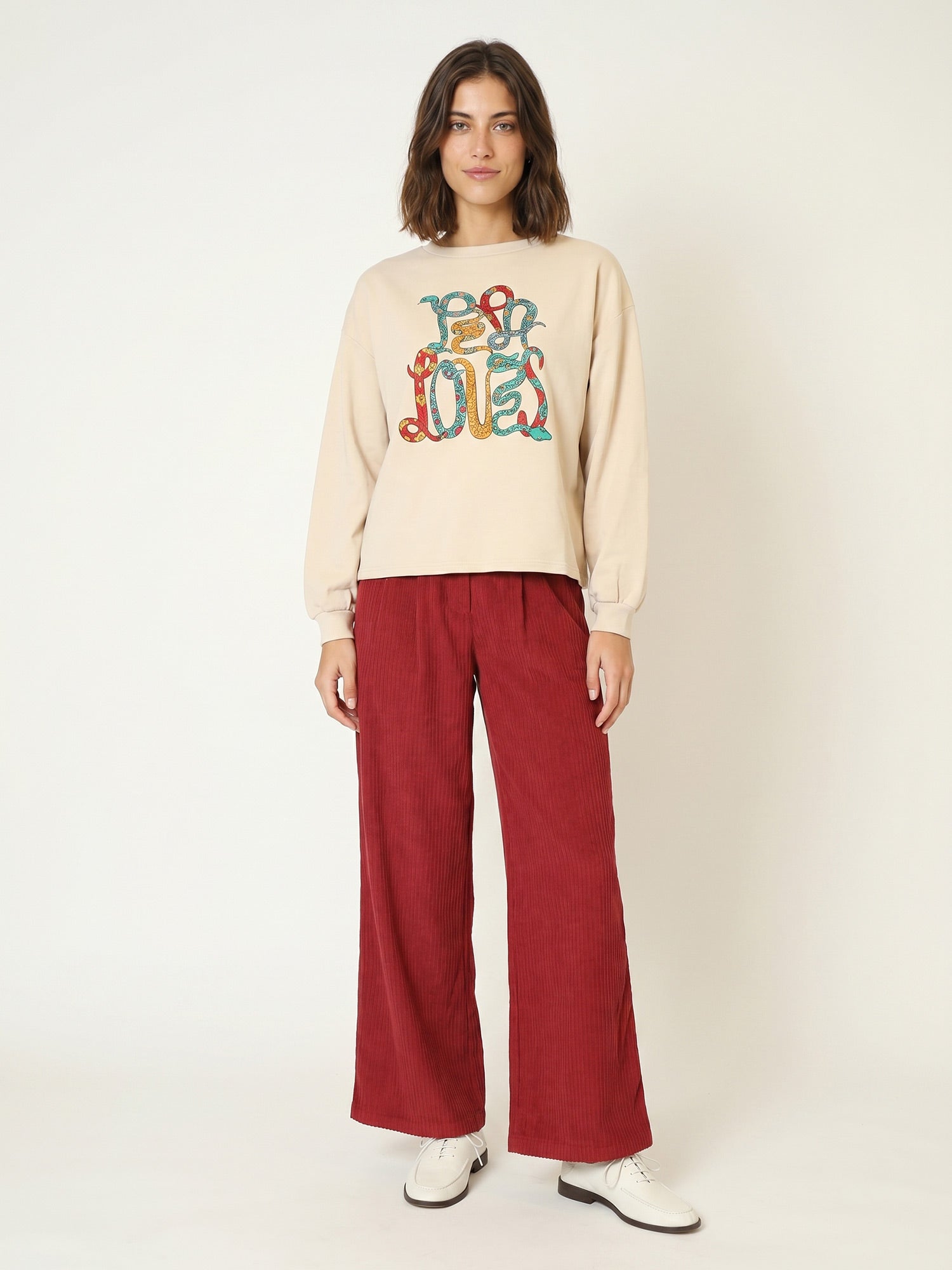 Camiseta beige con el nombre Pepaloves y serpientes psicodélicas de colores en Tiendas Via Vai Estepona (foto 5)
