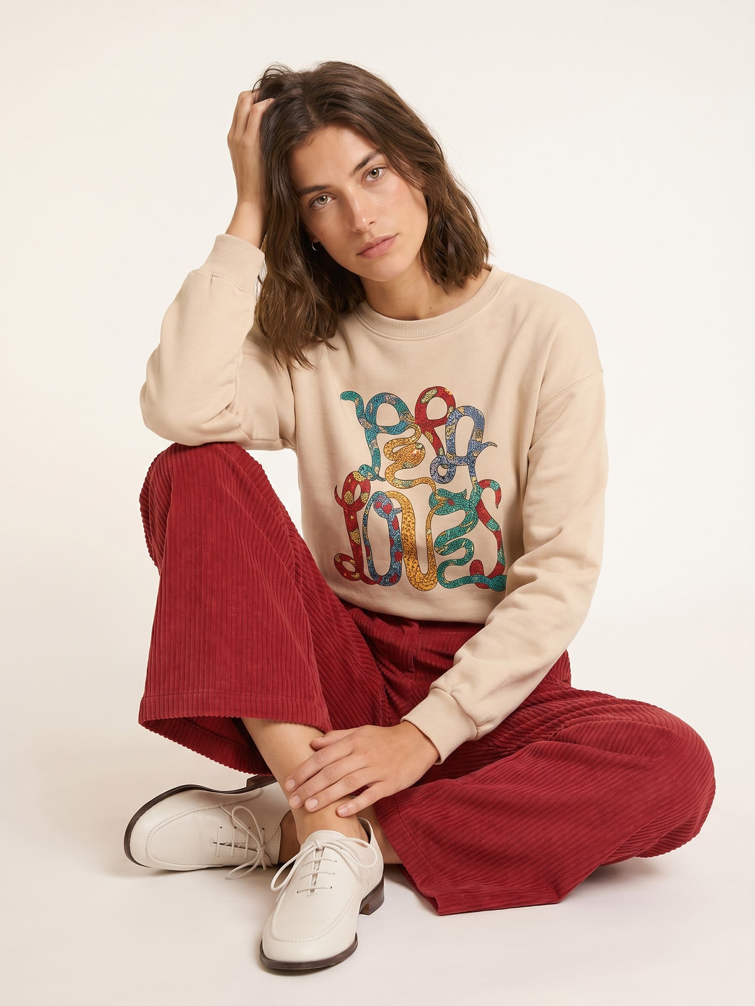 Camiseta beige con el nombre Pepaloves y serpientes psicodélicas de colores en Tiendas Via Vai Estepona (foto 3)