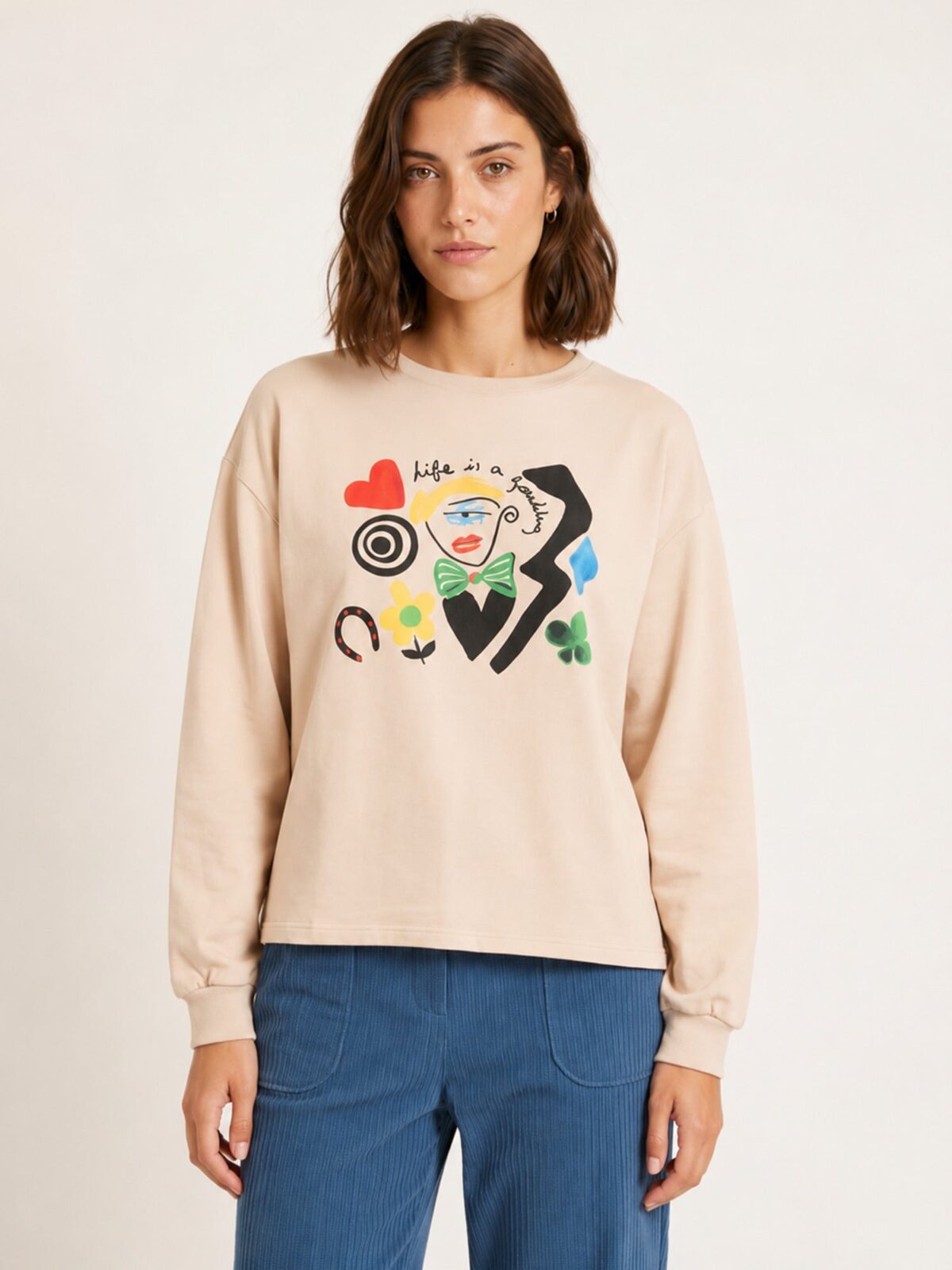 Camiseta de punto beige con diseño artístico central y corazón rojo de Pepaloves en Tiendas Via Vai Estepona