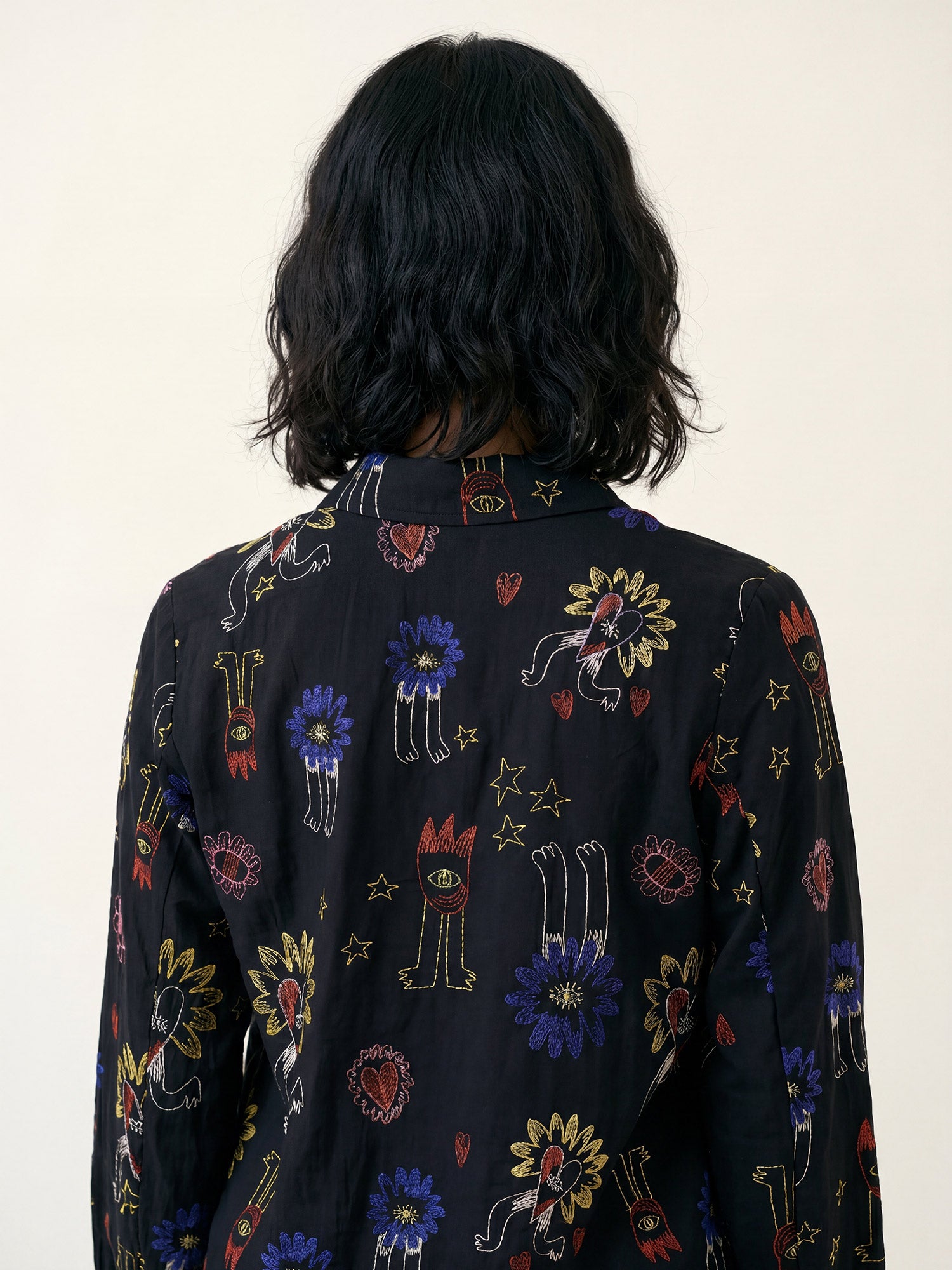 Camisa negra fluida con bordados multicolores de corazones alados y estrellas de Pepaloves en Tiendas Via Vai Estepona (foto 2)