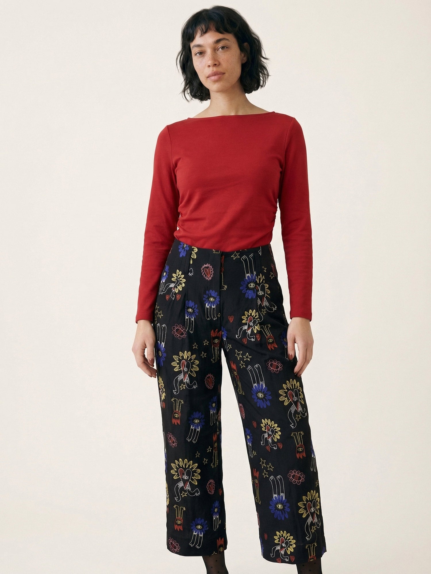 Pantalón culote negro de tiro alto y pernera ancha con bordados multicolores de Pepaloves en Tiendas Via Vai Estepona